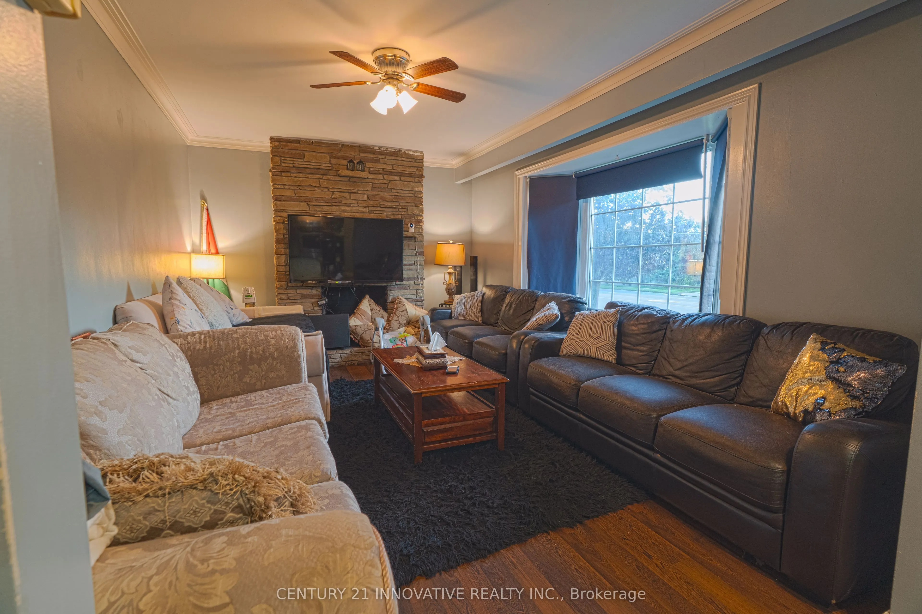 89 Thickson Road S
