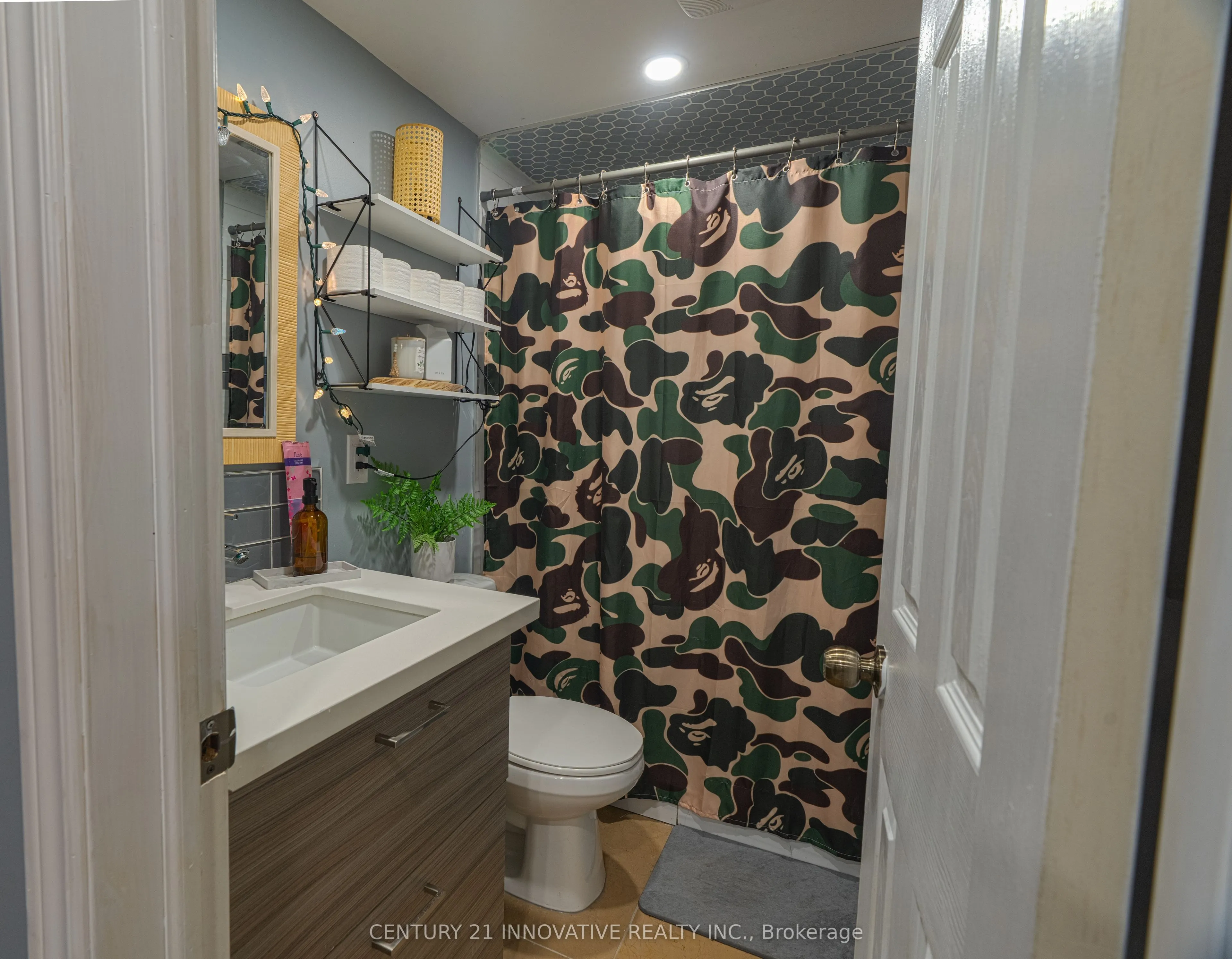 89 Thickson Road S