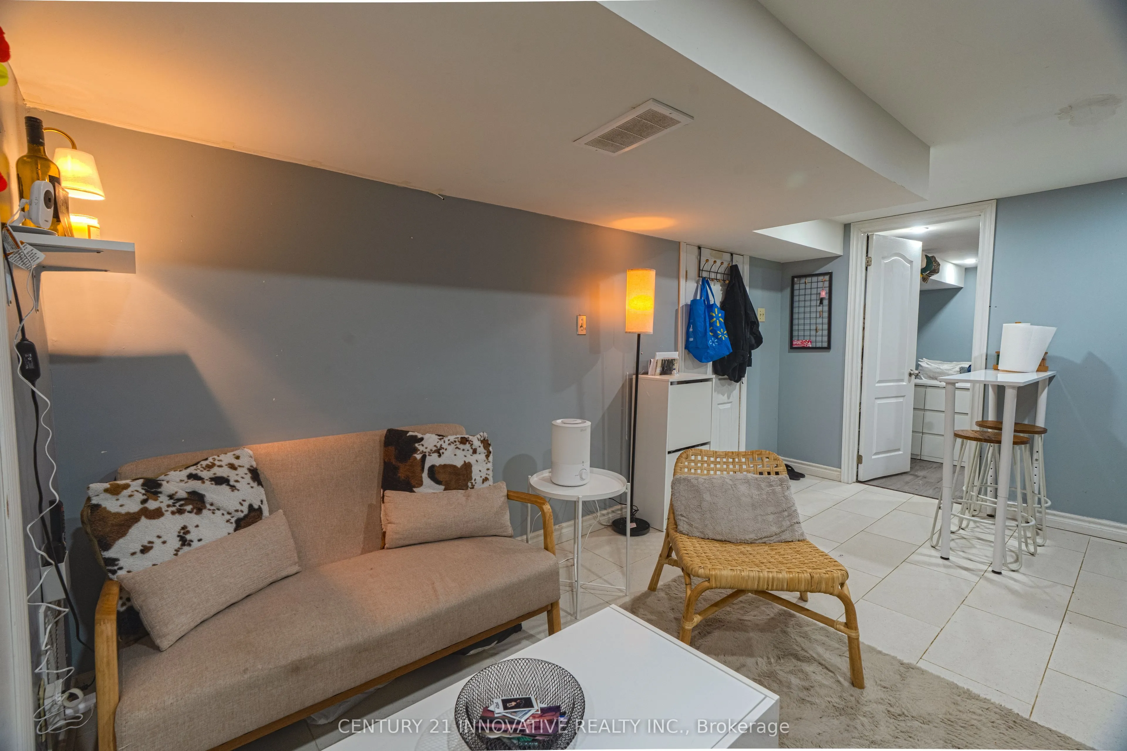 89 Thickson Road S