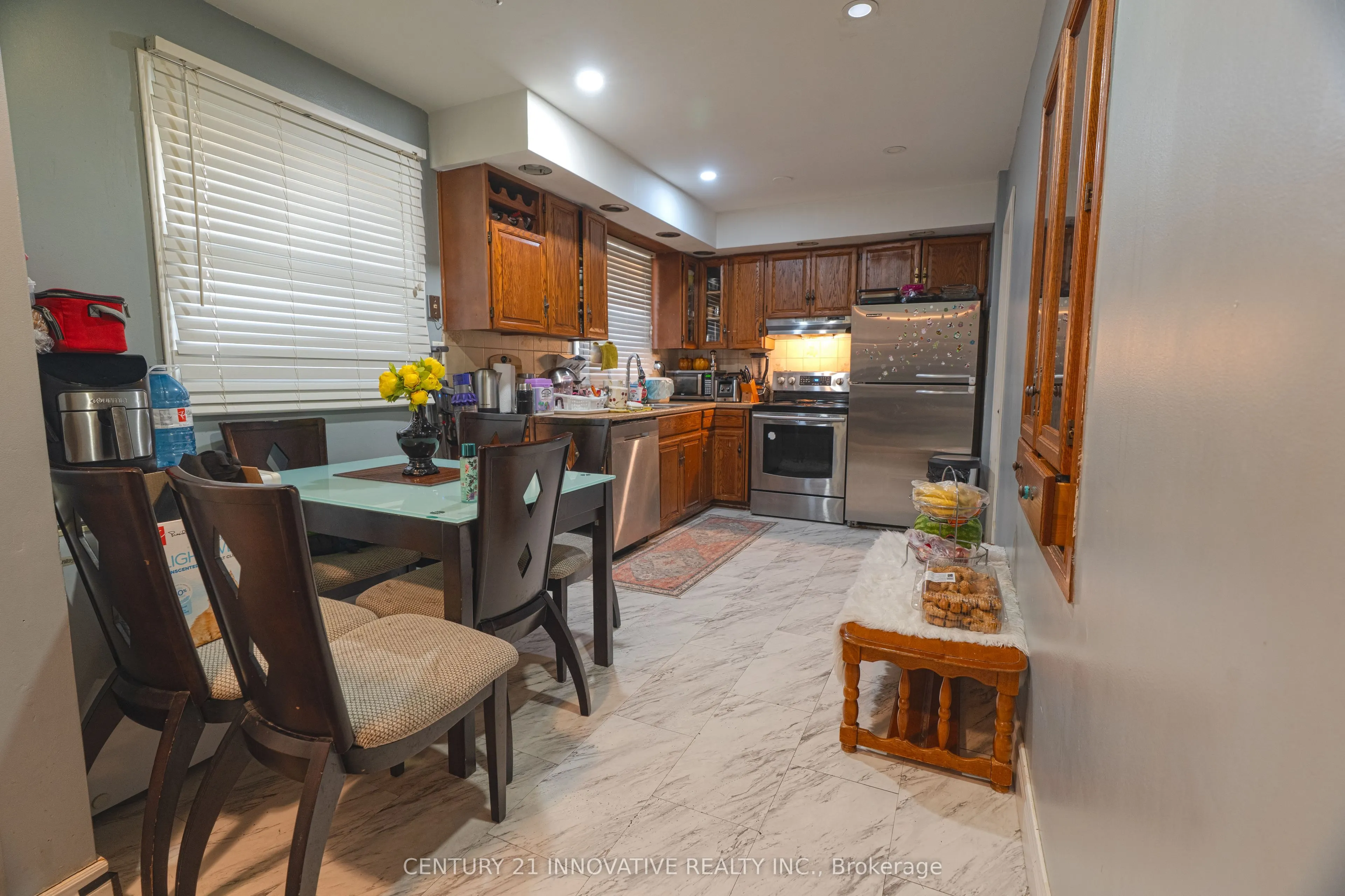 89 Thickson Road S