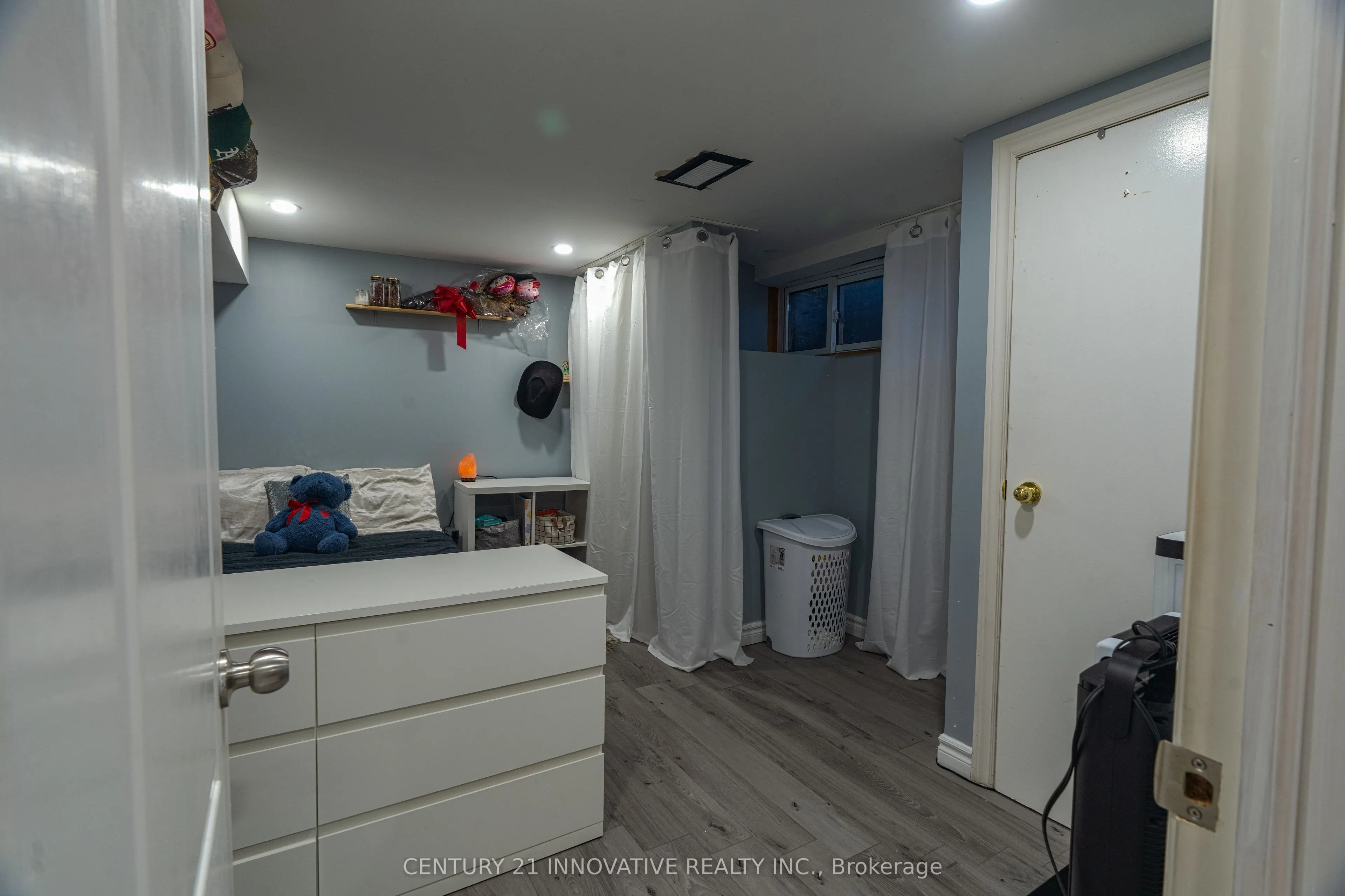 89 Thickson Road S