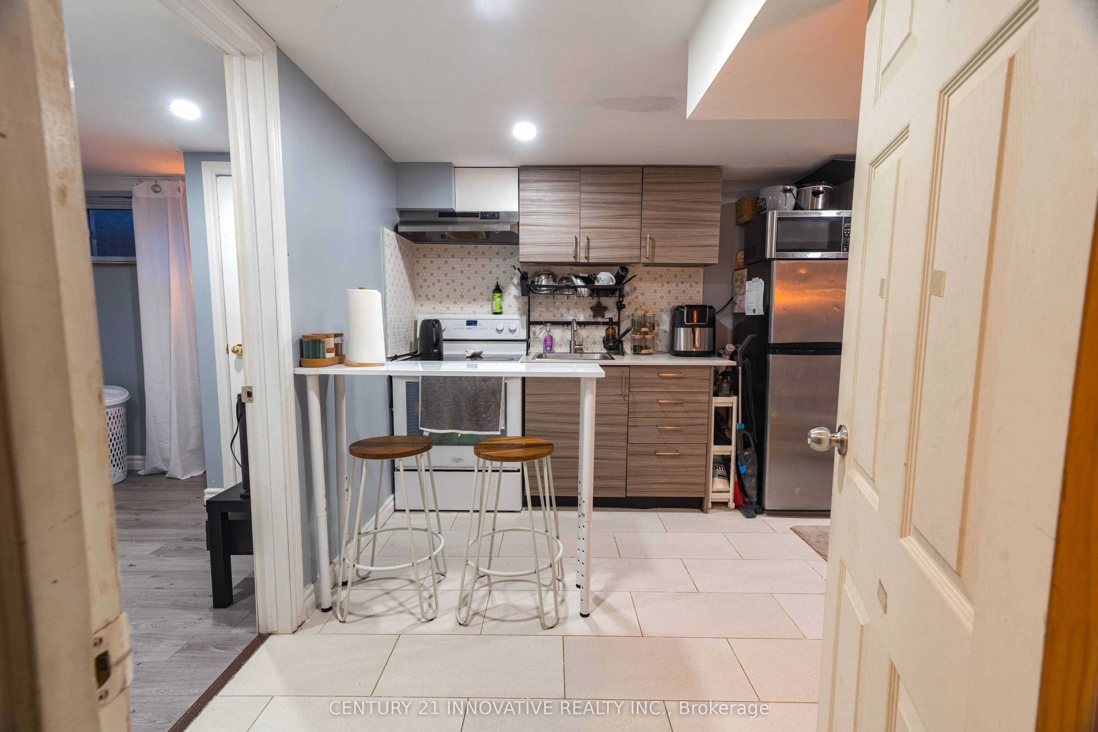 89 Thickson Road S