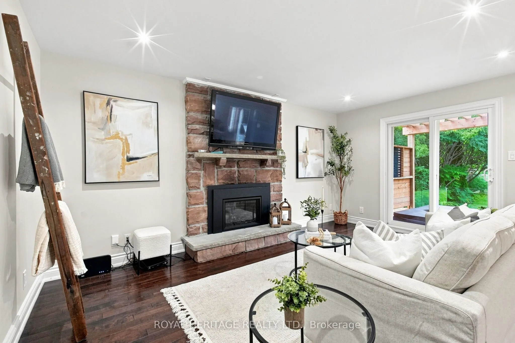 816 Sheppard Avenue