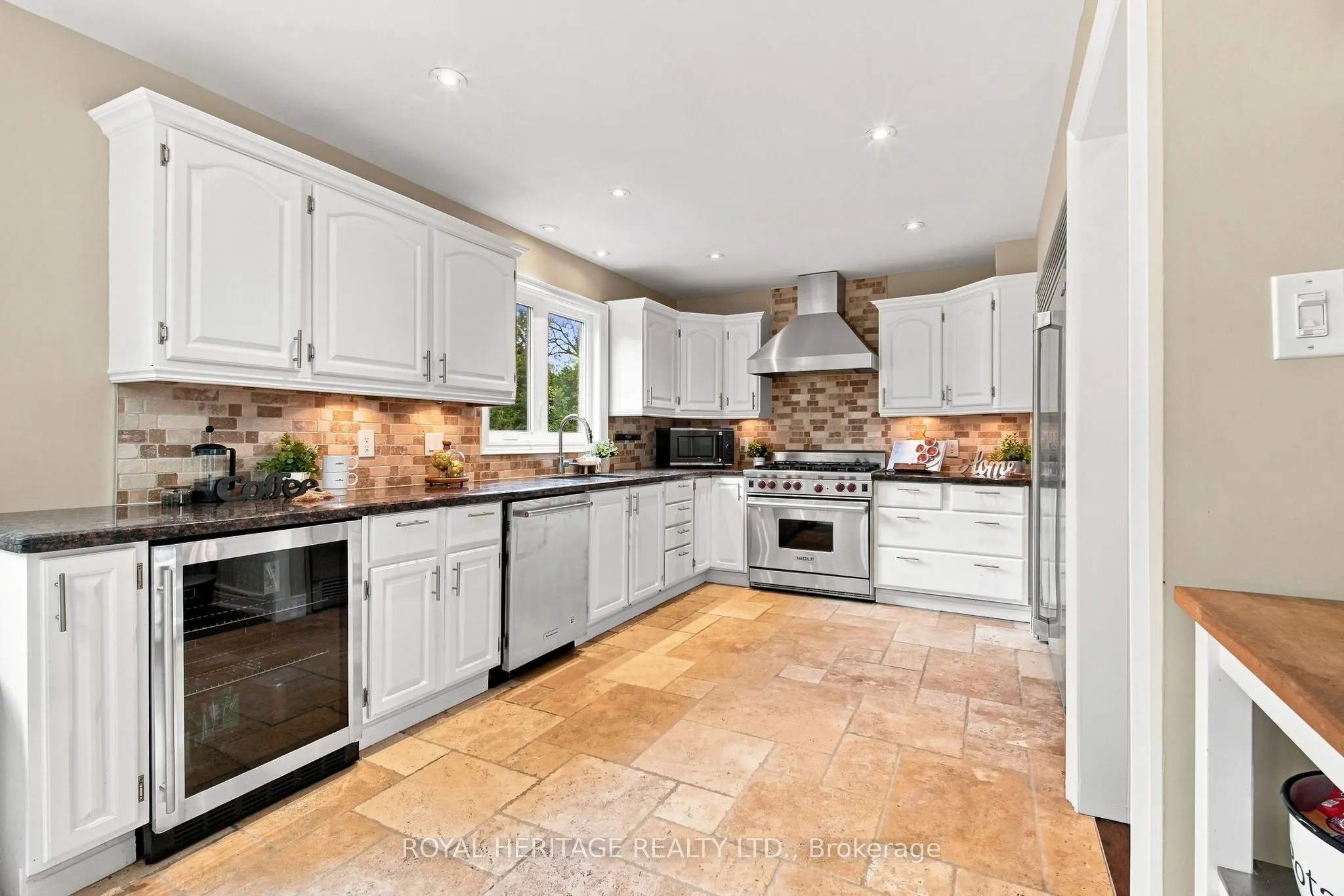 816 Sheppard Avenue