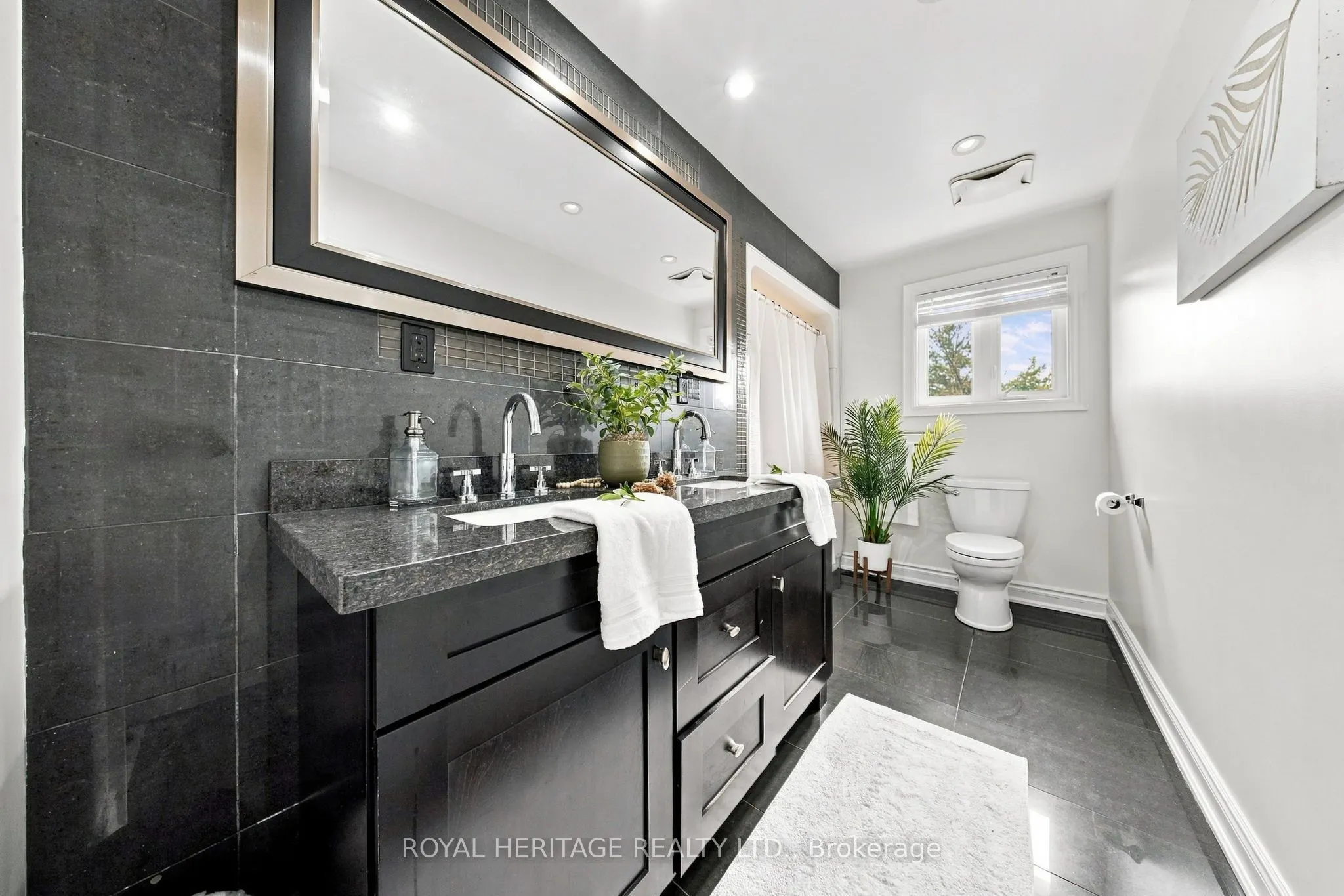 816 Sheppard Avenue