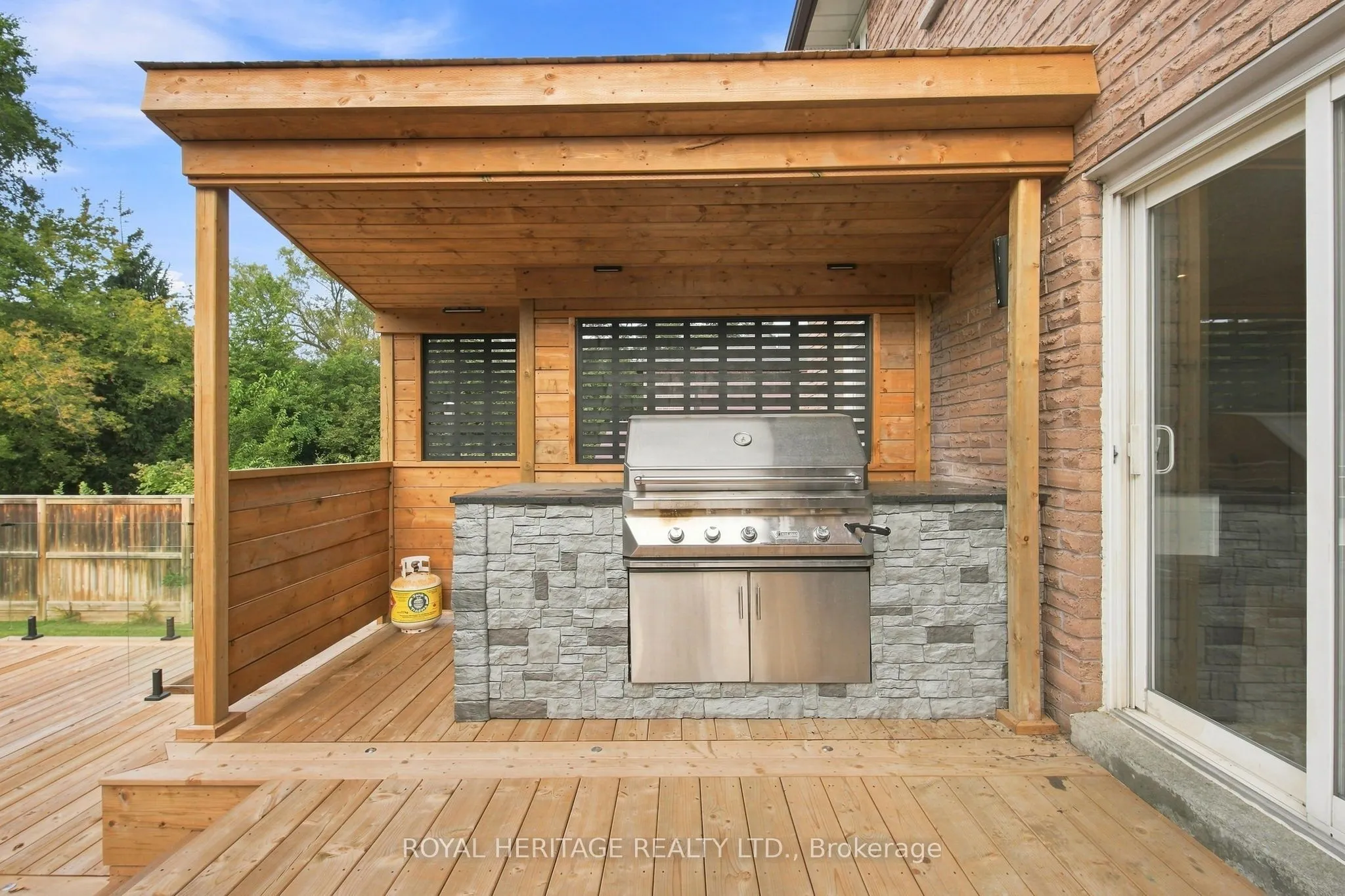816 Sheppard Avenue