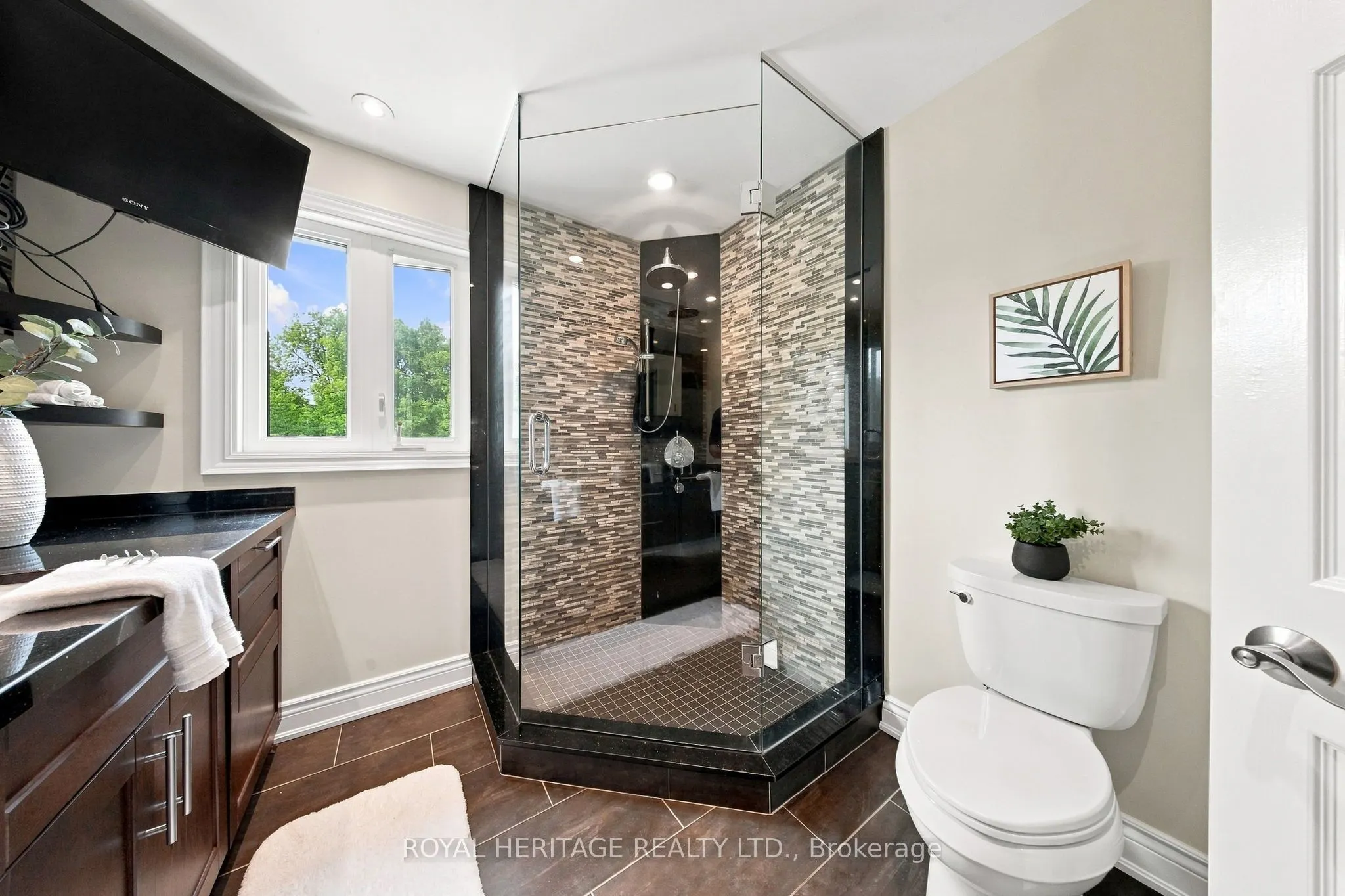 816 Sheppard Avenue