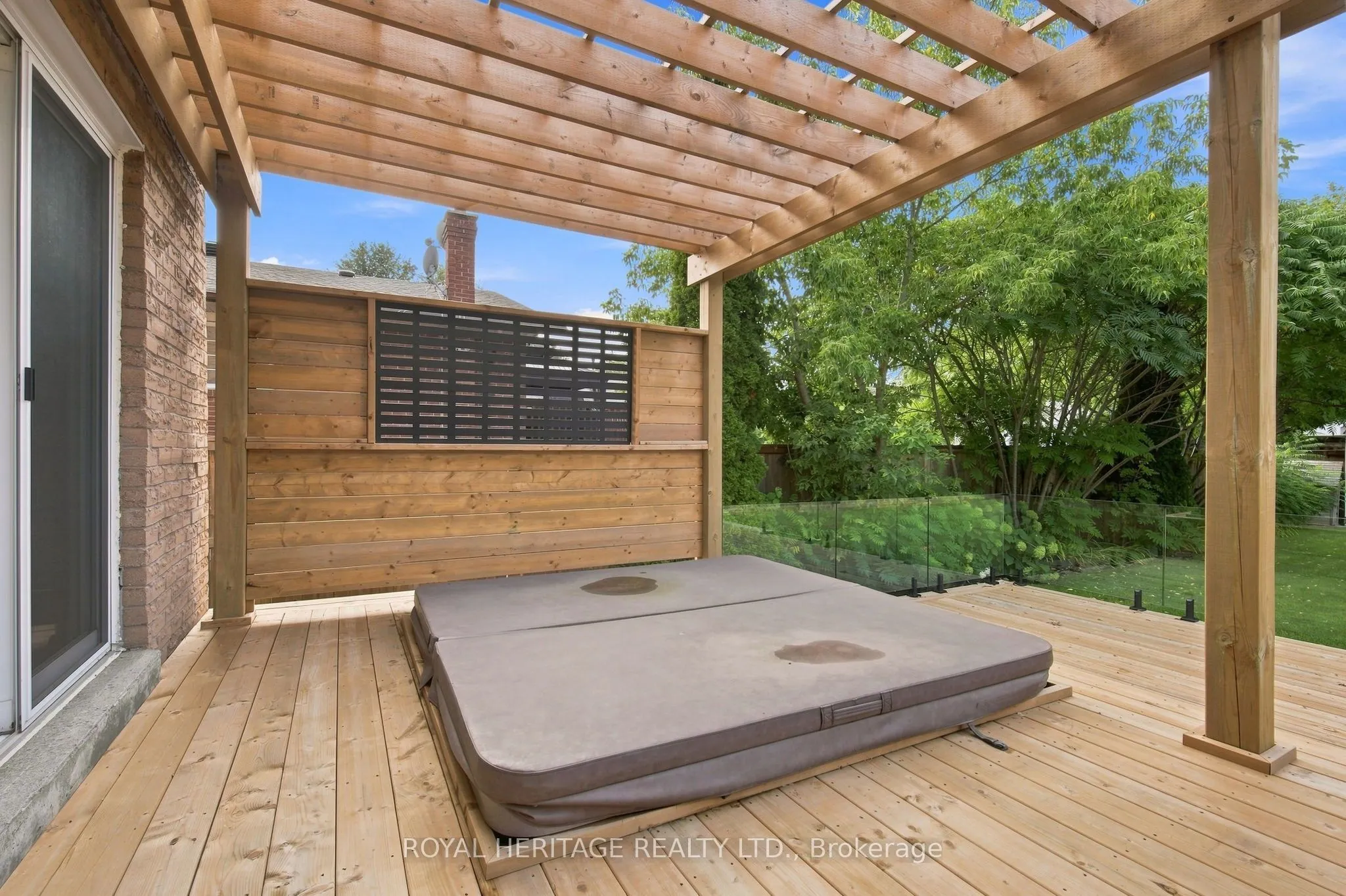 816 Sheppard Avenue