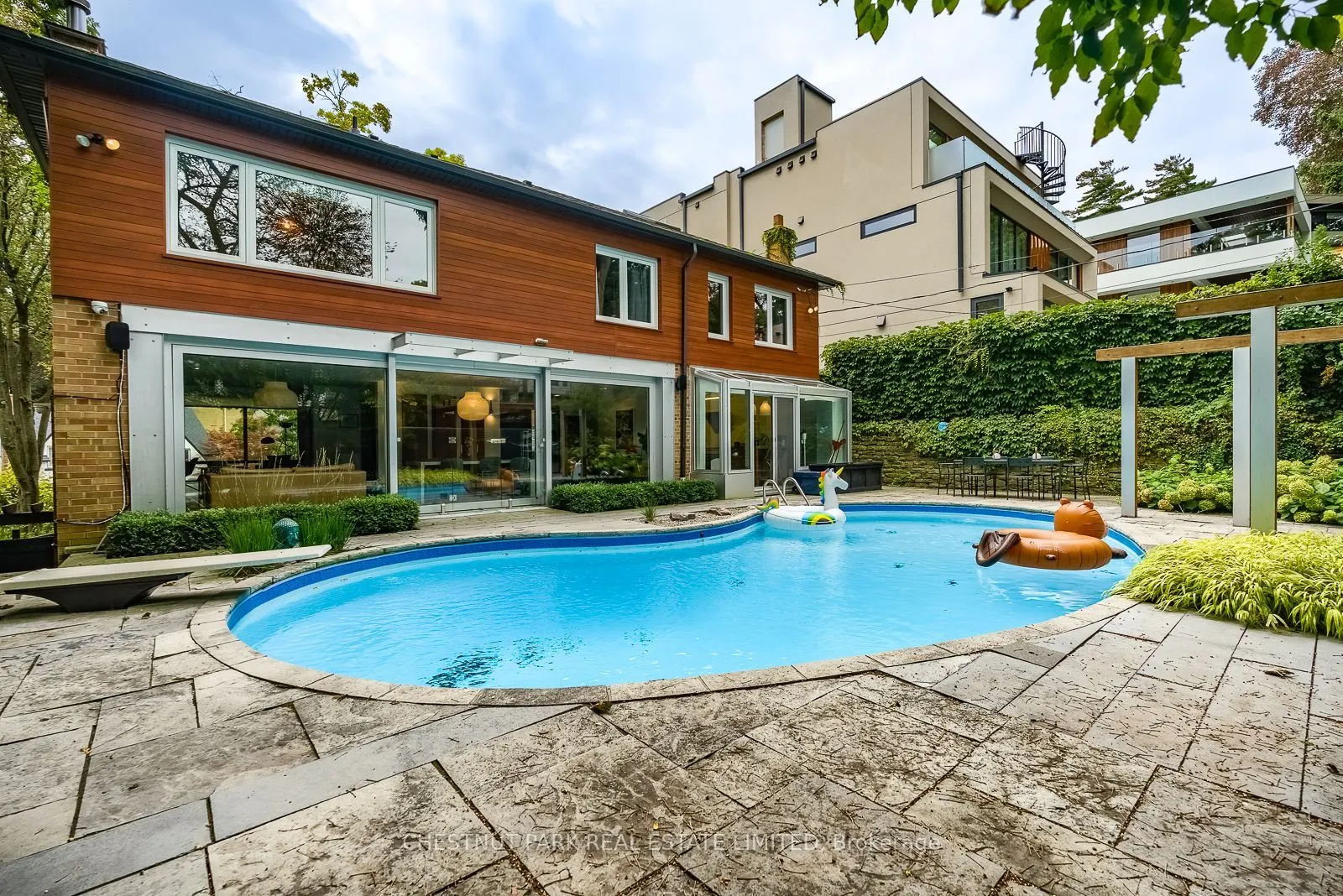 16 Fallingbrook Wood