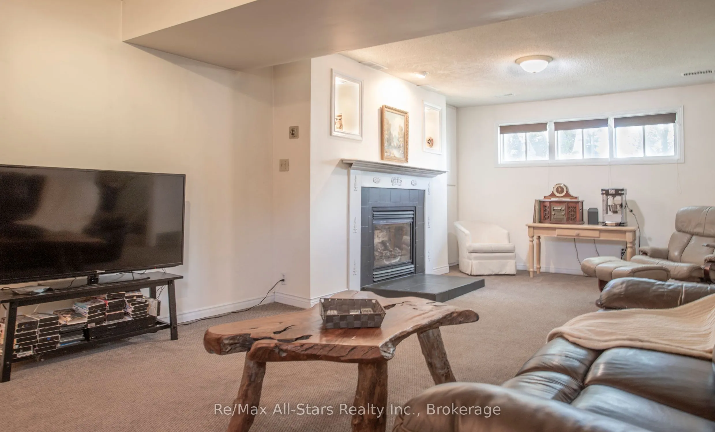 39 Applewood Crescent