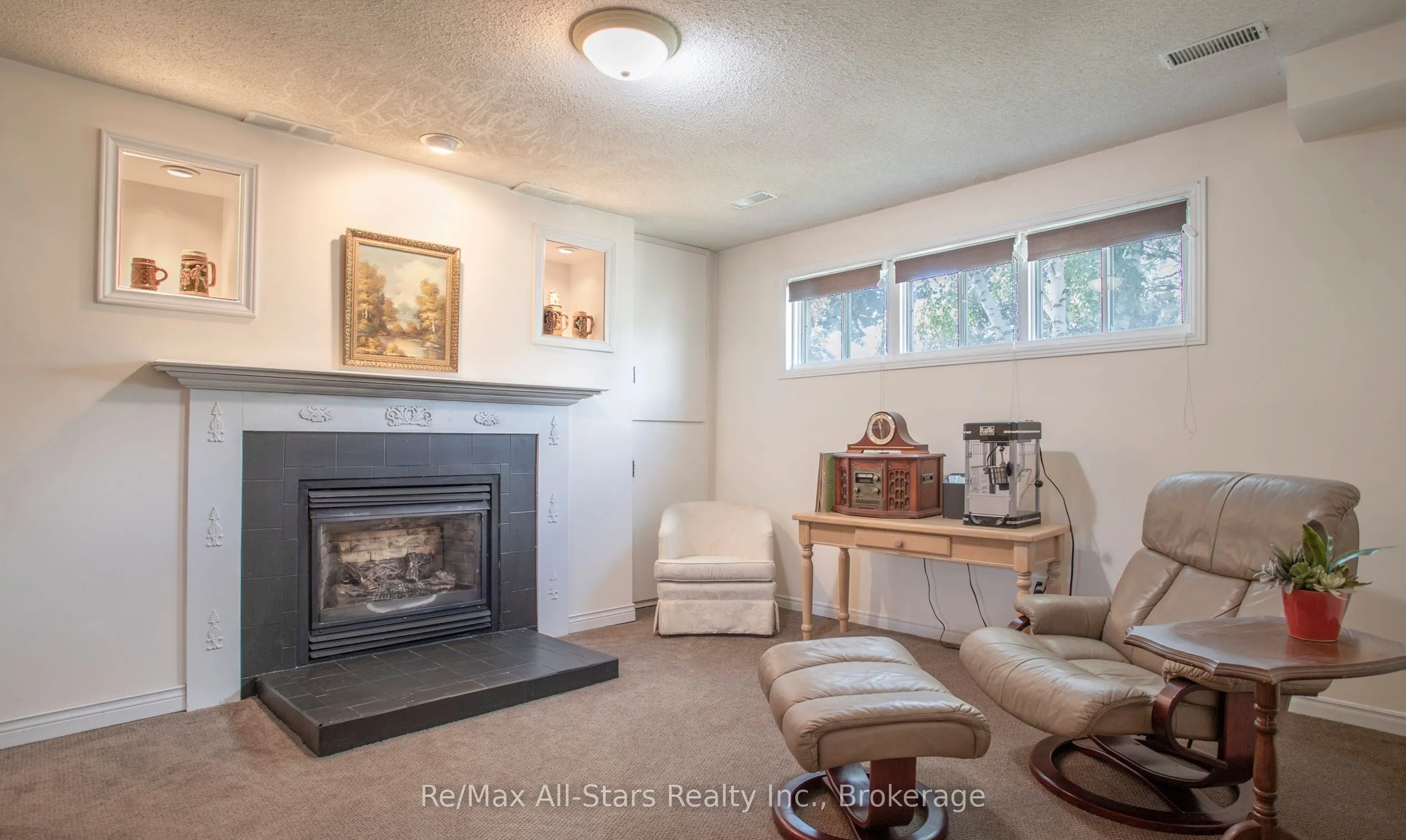 39 Applewood Crescent
