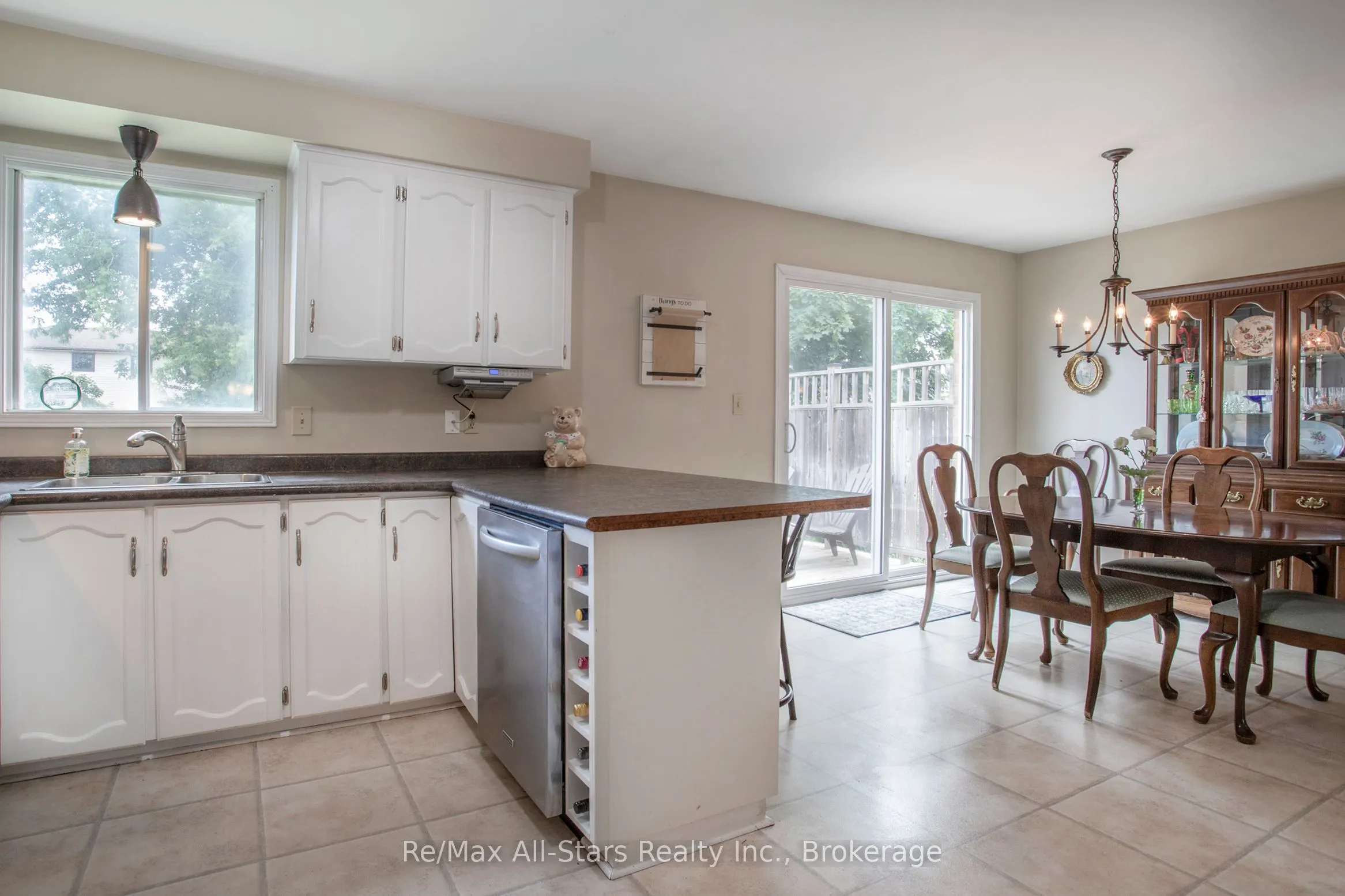 39 Applewood Crescent