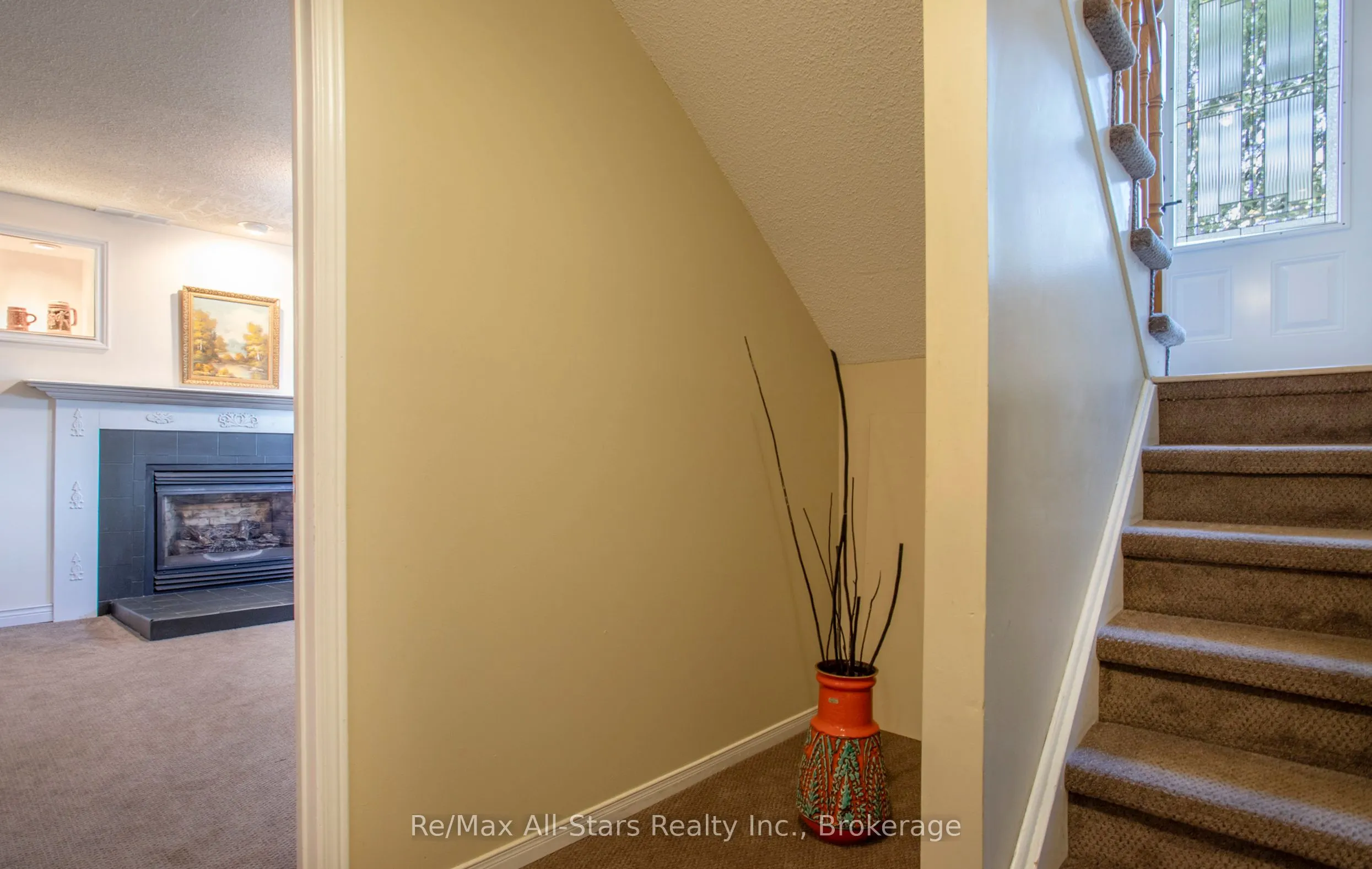 39 Applewood Crescent