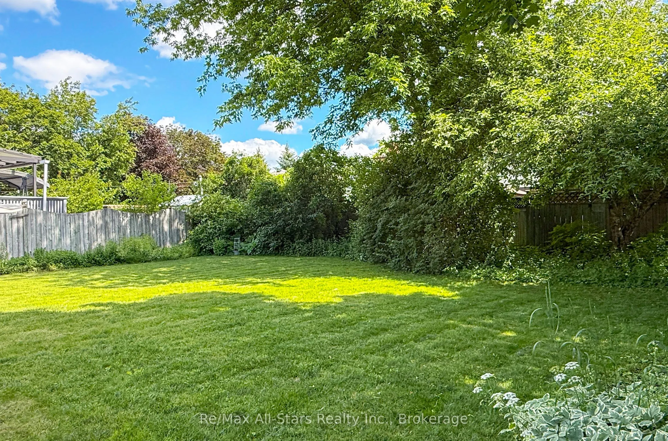 39 Applewood Crescent
