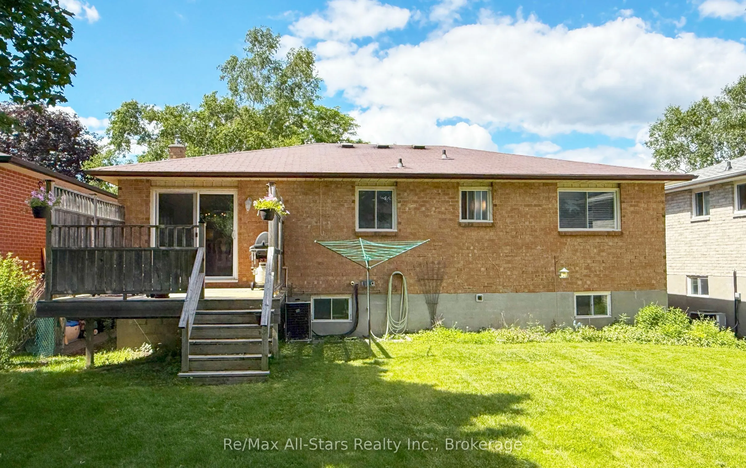 39 Applewood Crescent