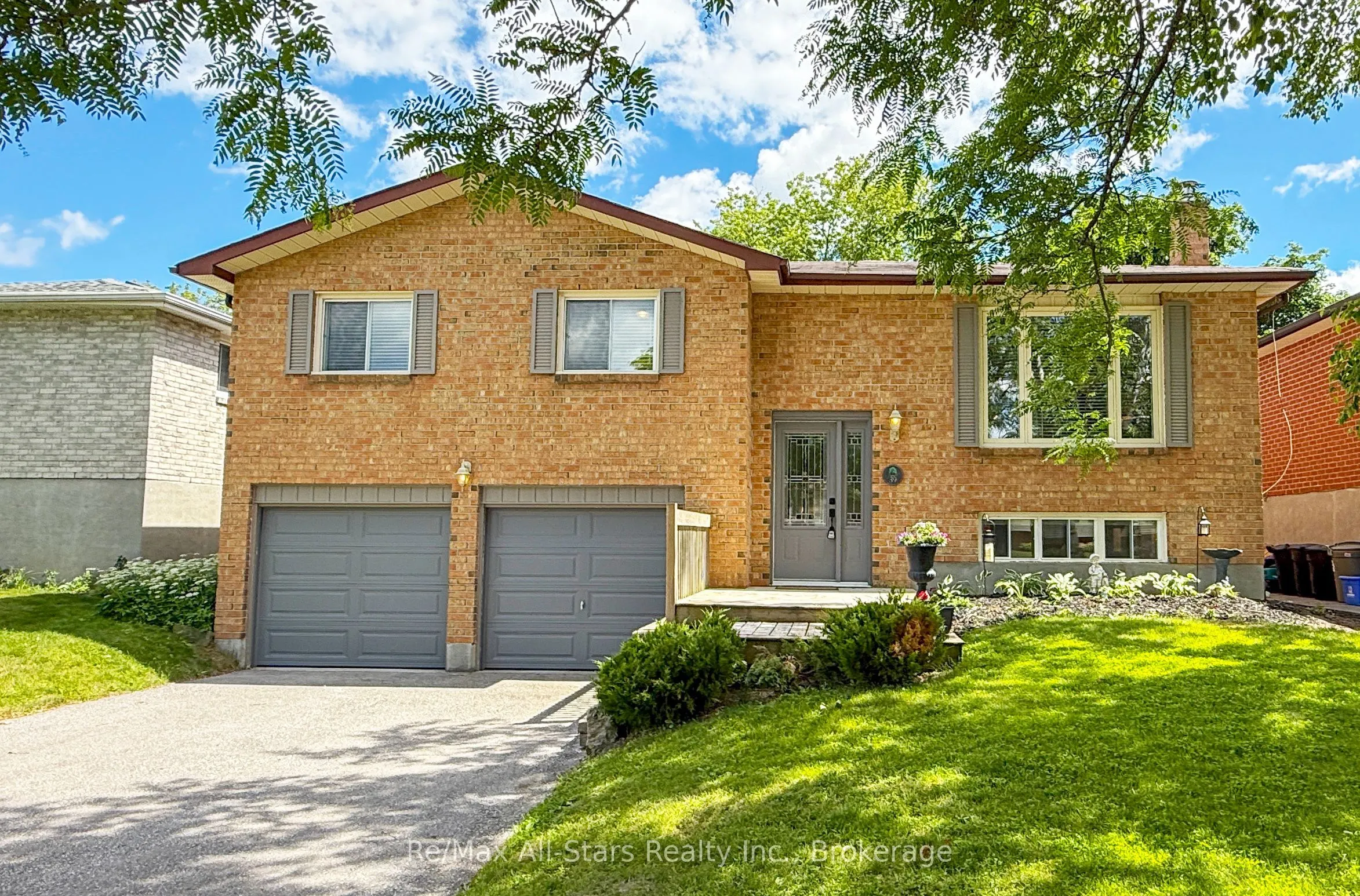 39 Applewood Crescent