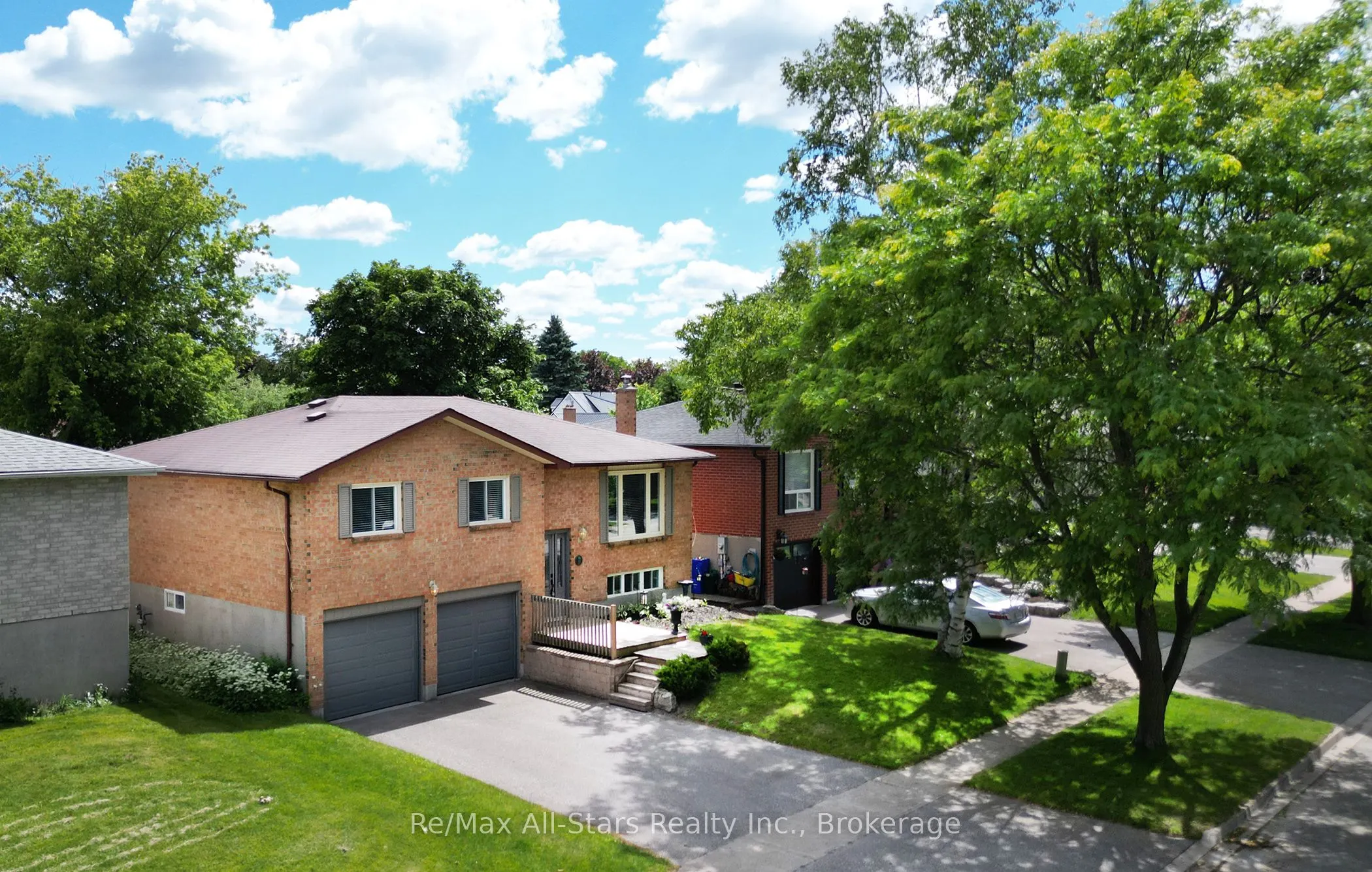 39 Applewood Crescent