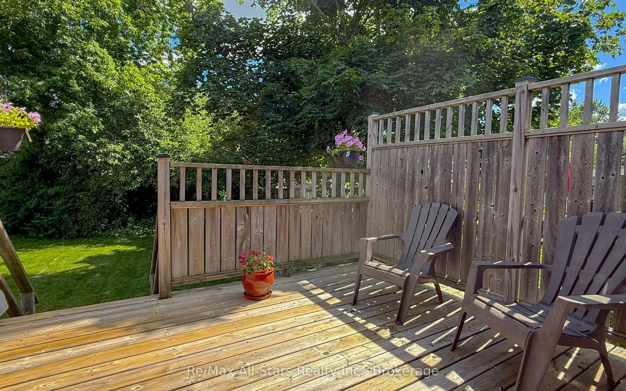 39 Applewood Crescent
