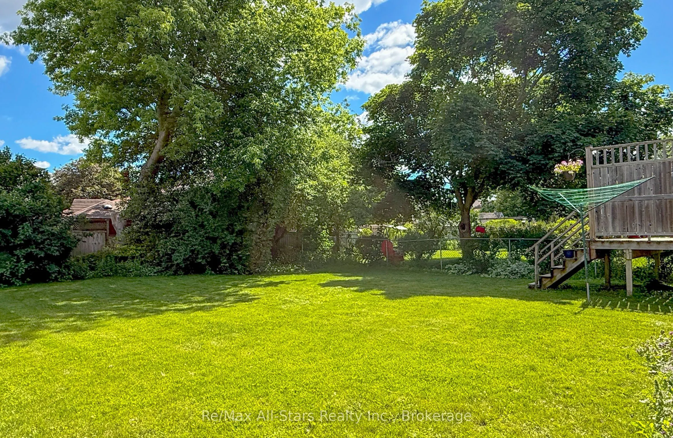 39 Applewood Crescent
