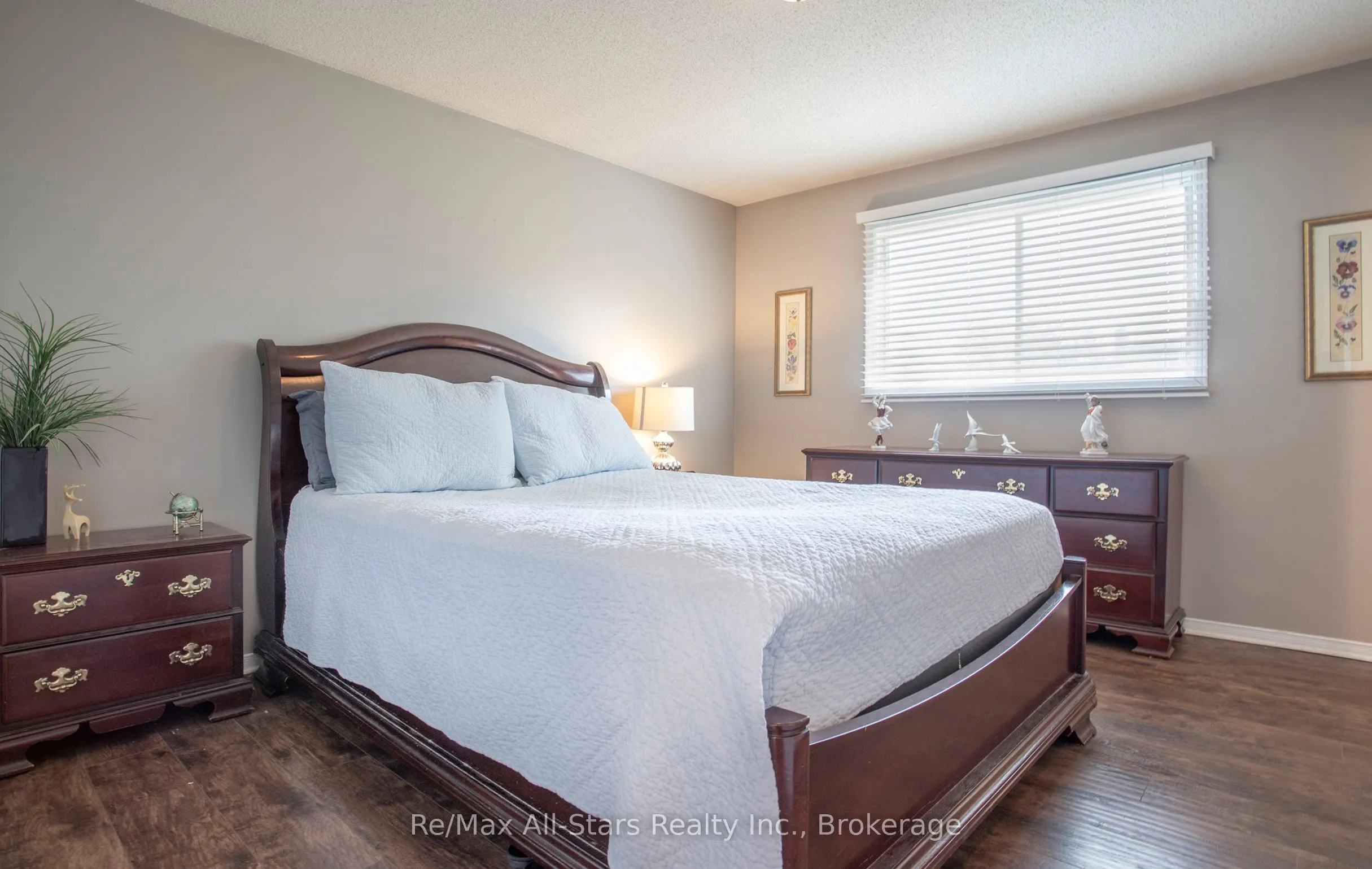 39 Applewood Crescent