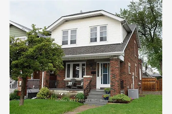 811 Coxwell Avenue