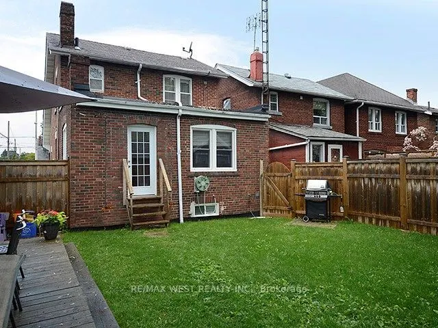 811 Coxwell Avenue
