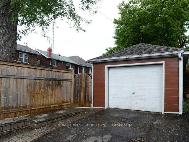 811 Coxwell Avenue
