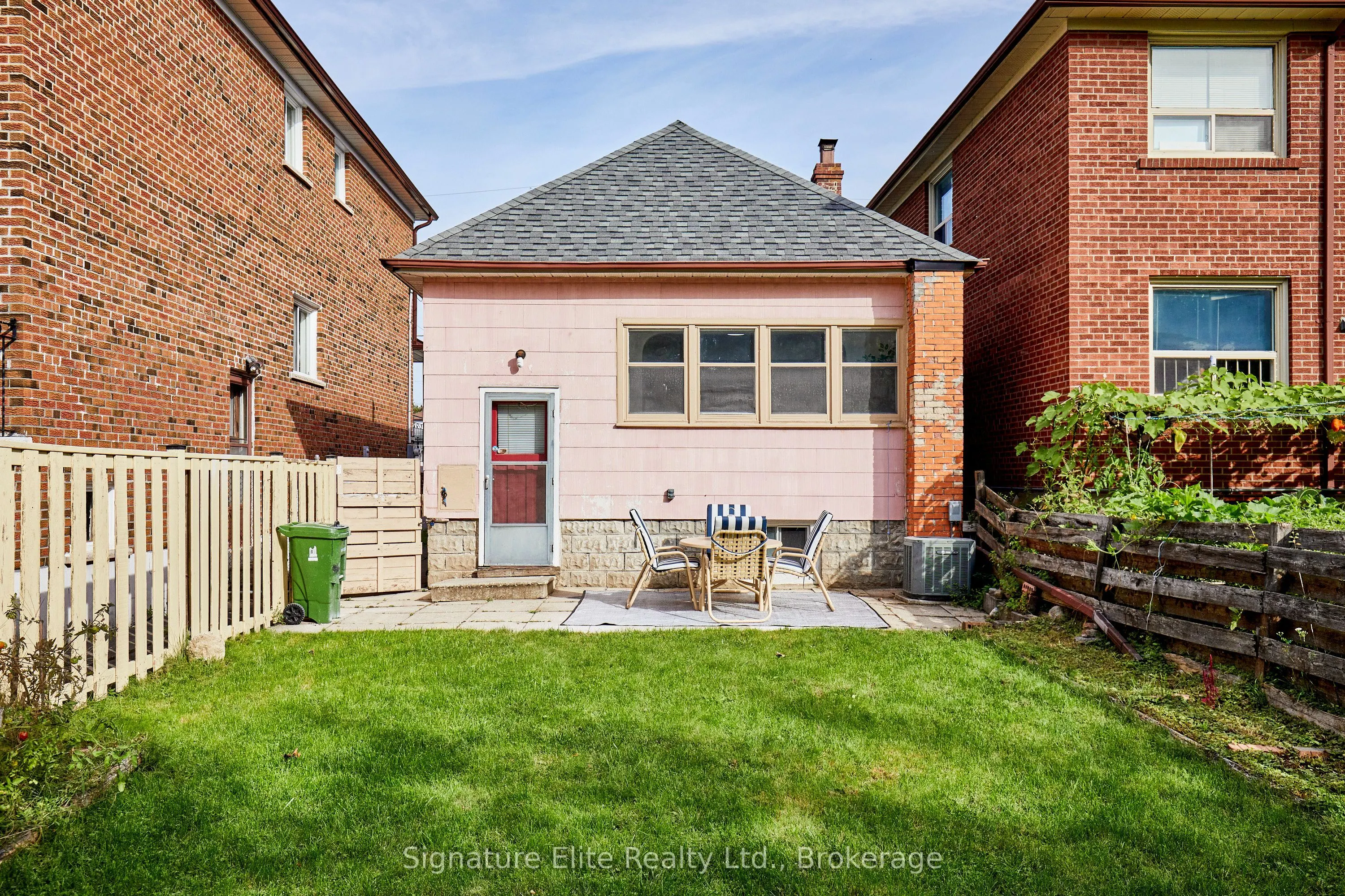 93 Pinegrove Avenue