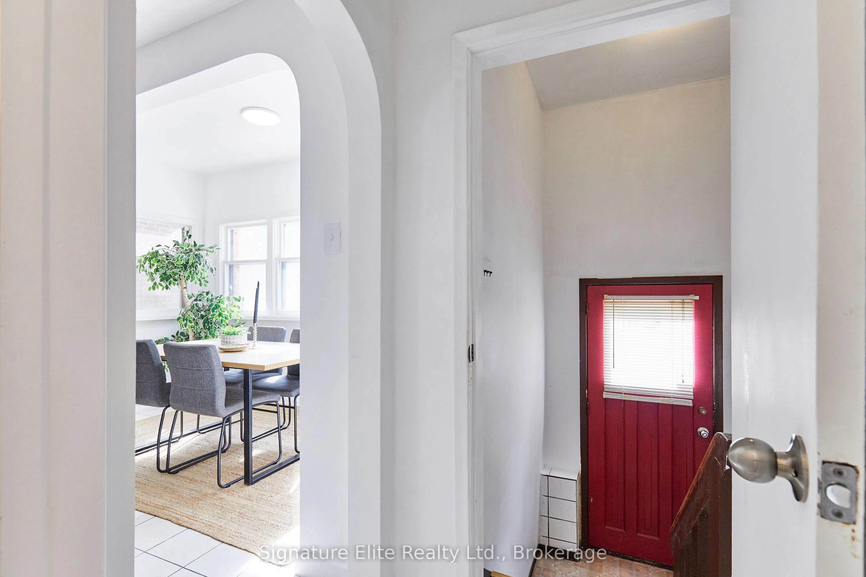 93 Pinegrove Avenue