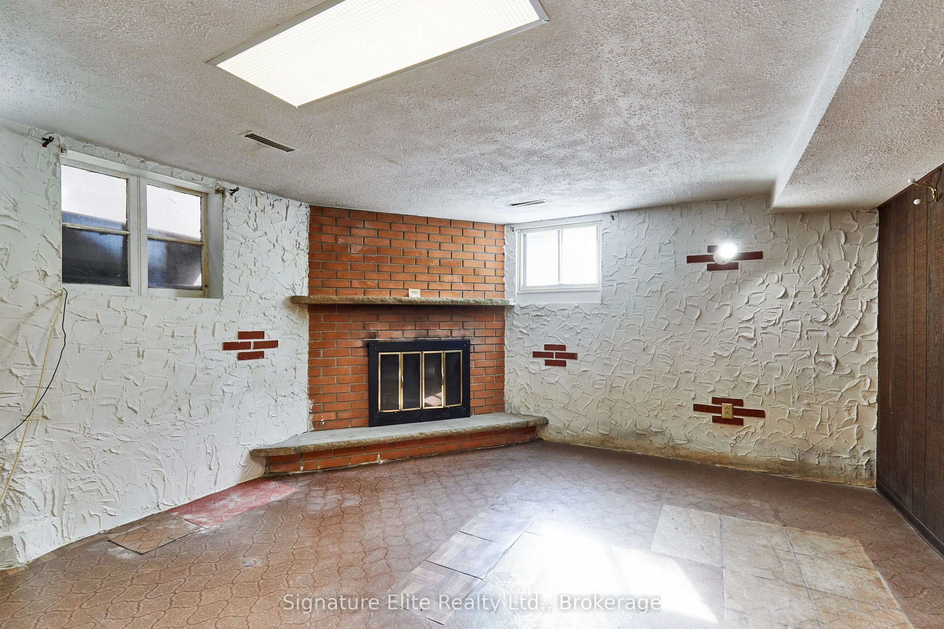 93 Pinegrove Avenue