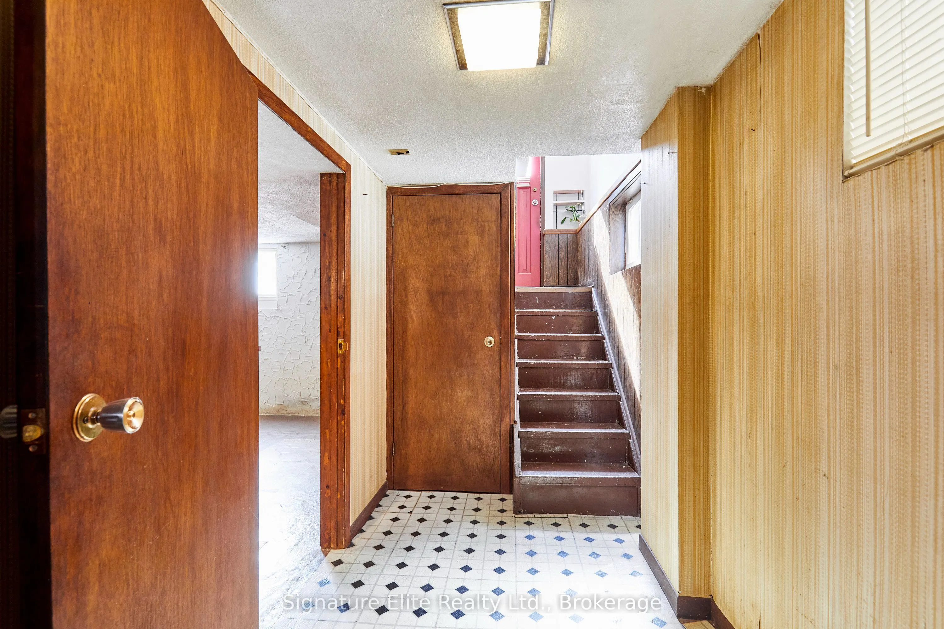 93 Pinegrove Avenue