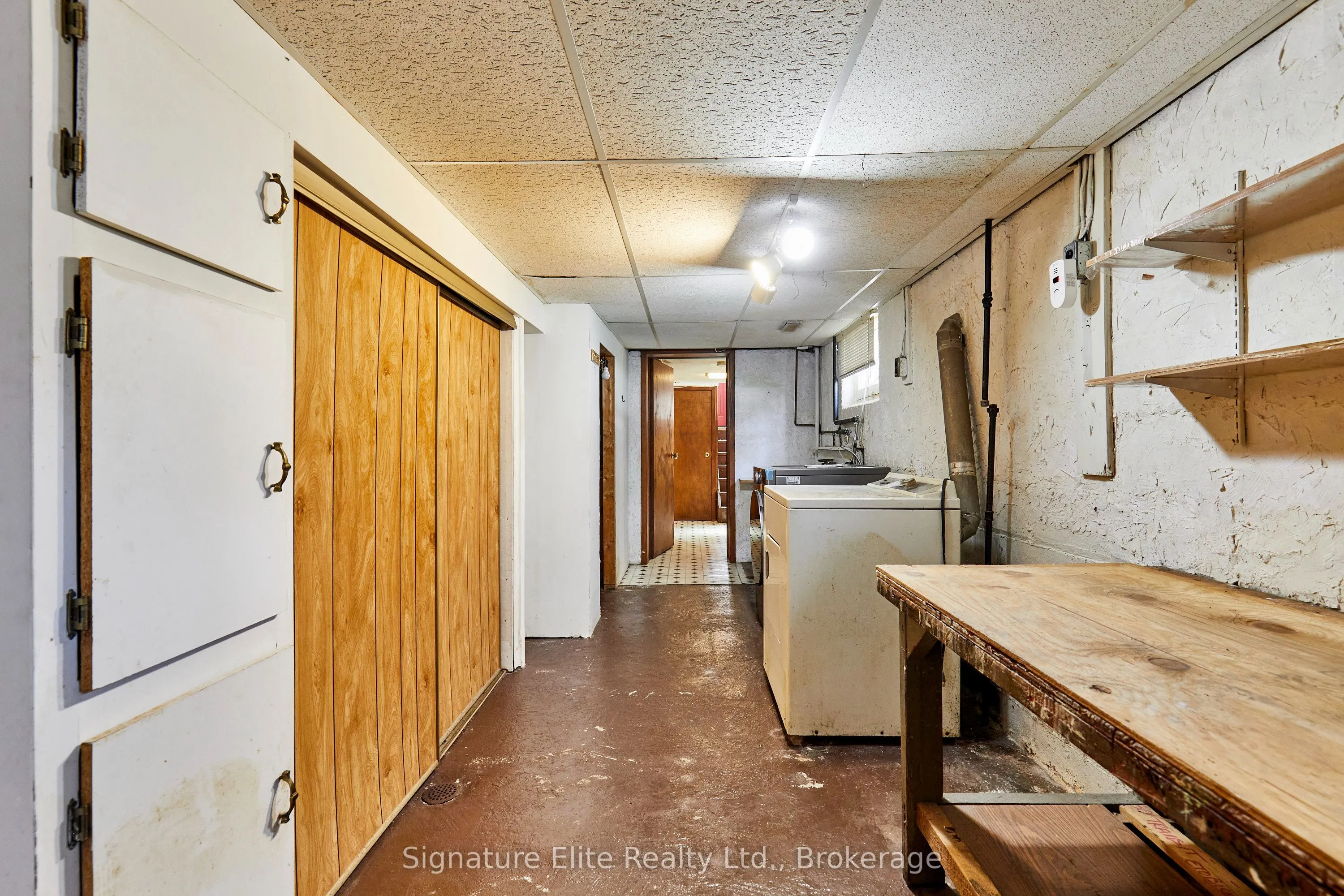 93 Pinegrove Avenue