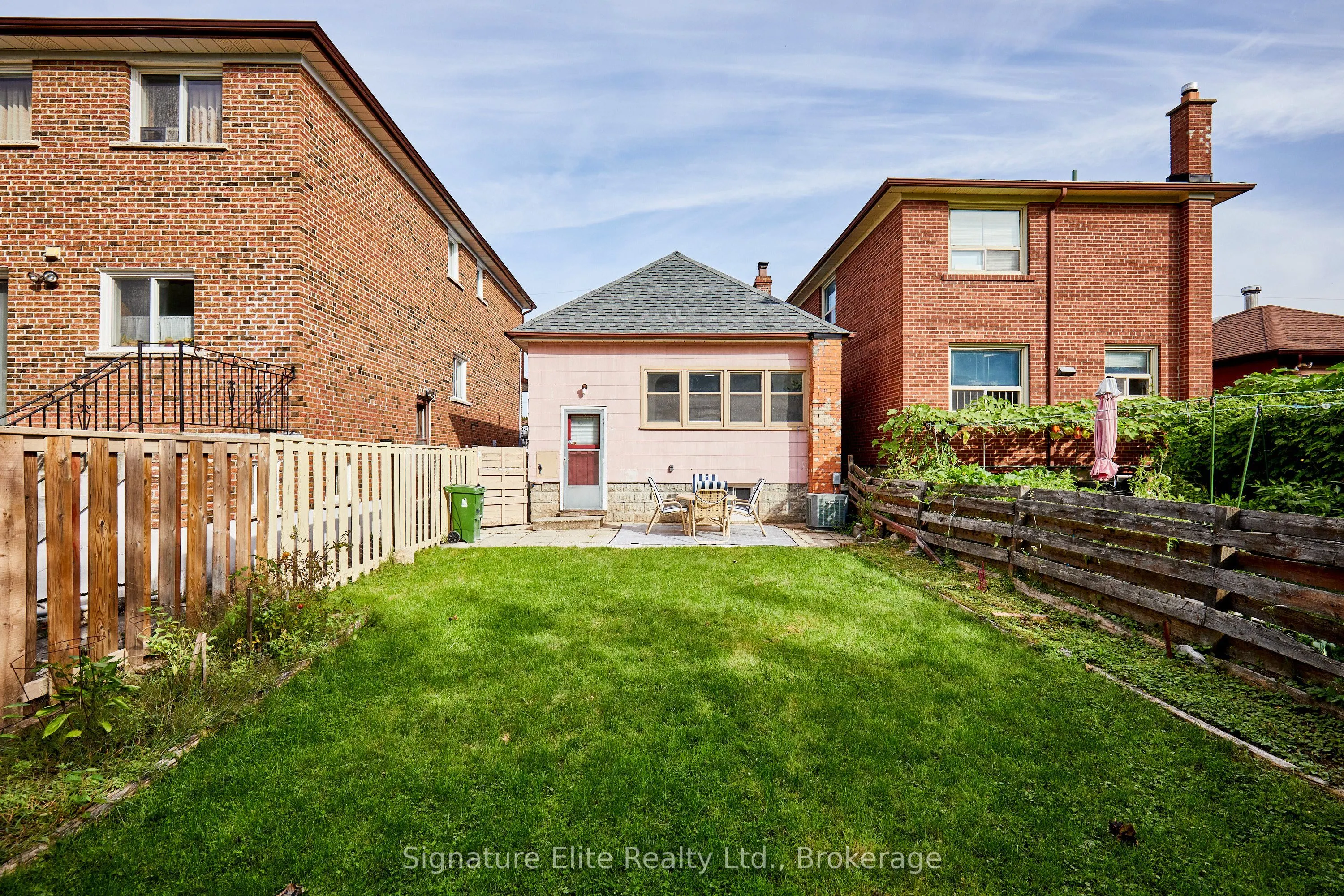 93 Pinegrove Avenue
