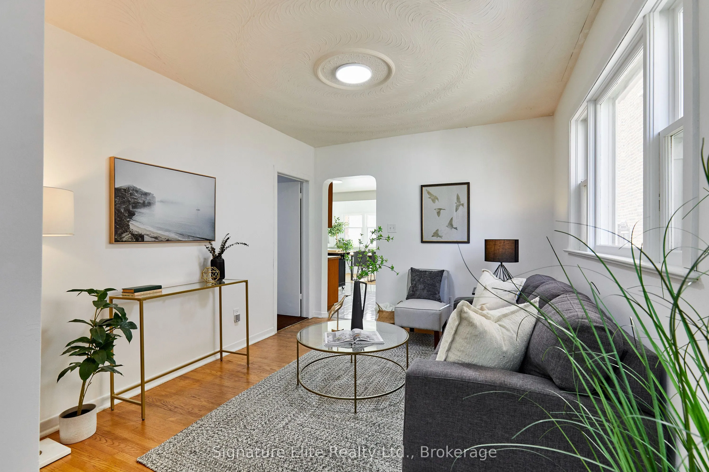 93 Pinegrove Avenue