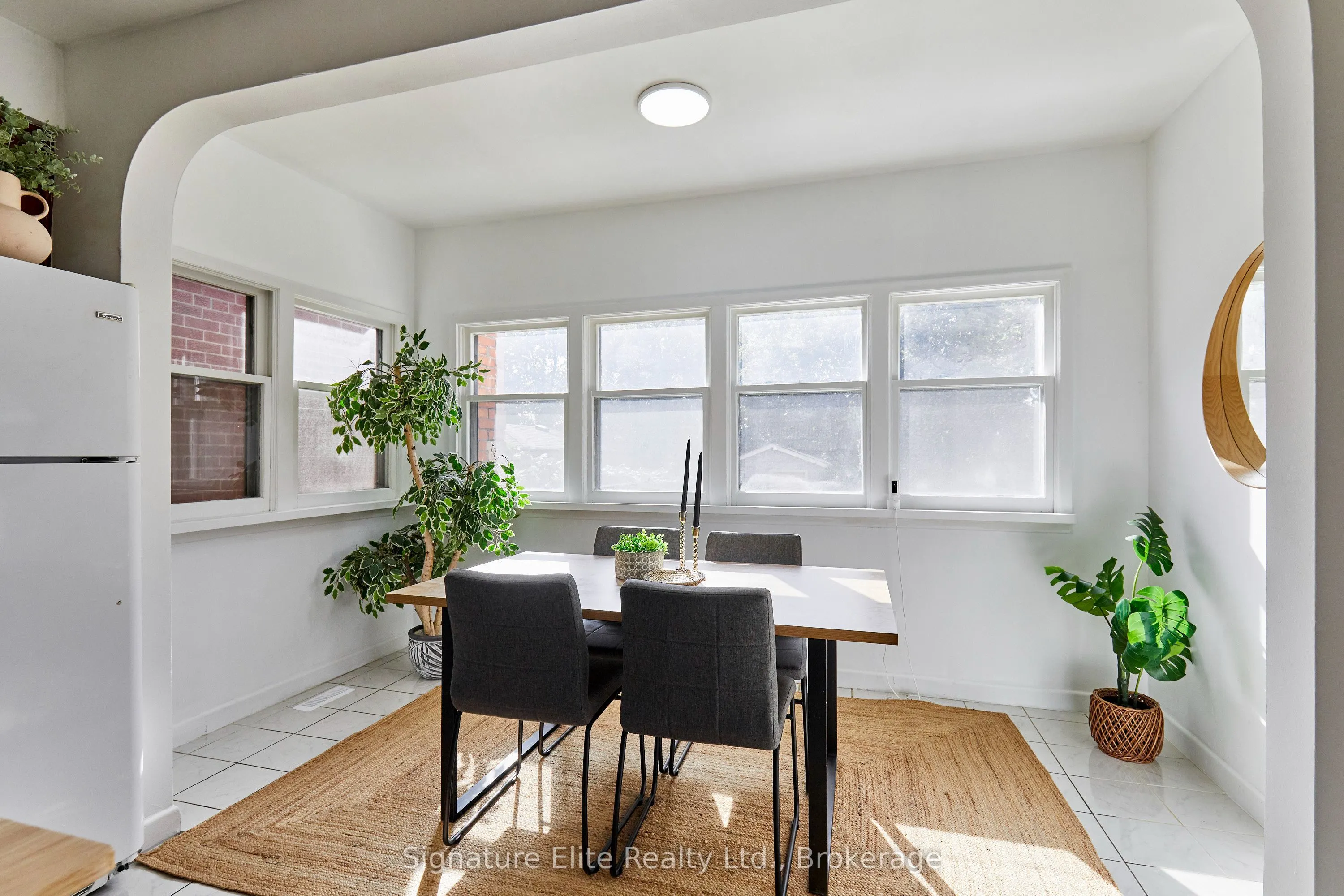 93 Pinegrove Avenue