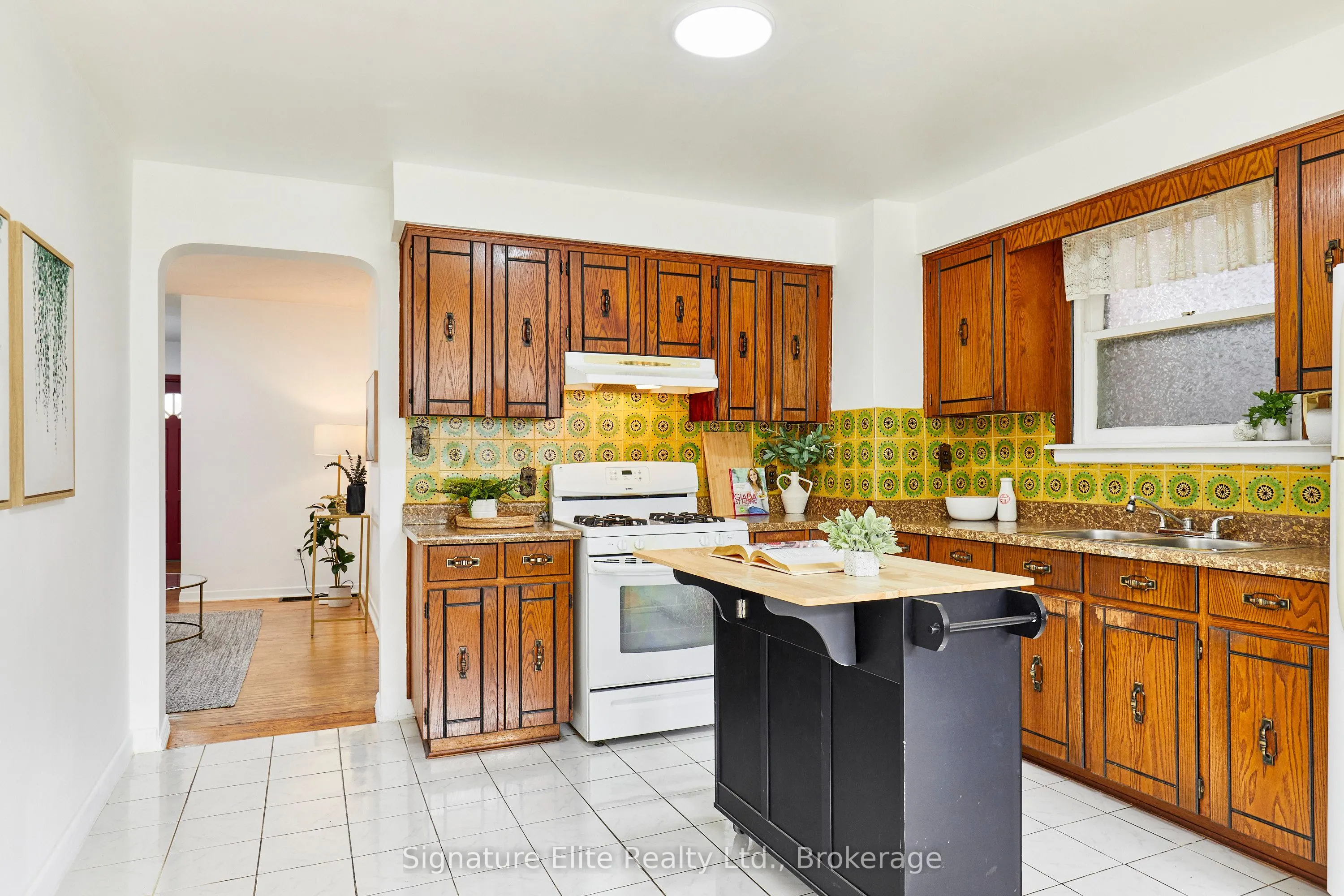 93 Pinegrove Avenue