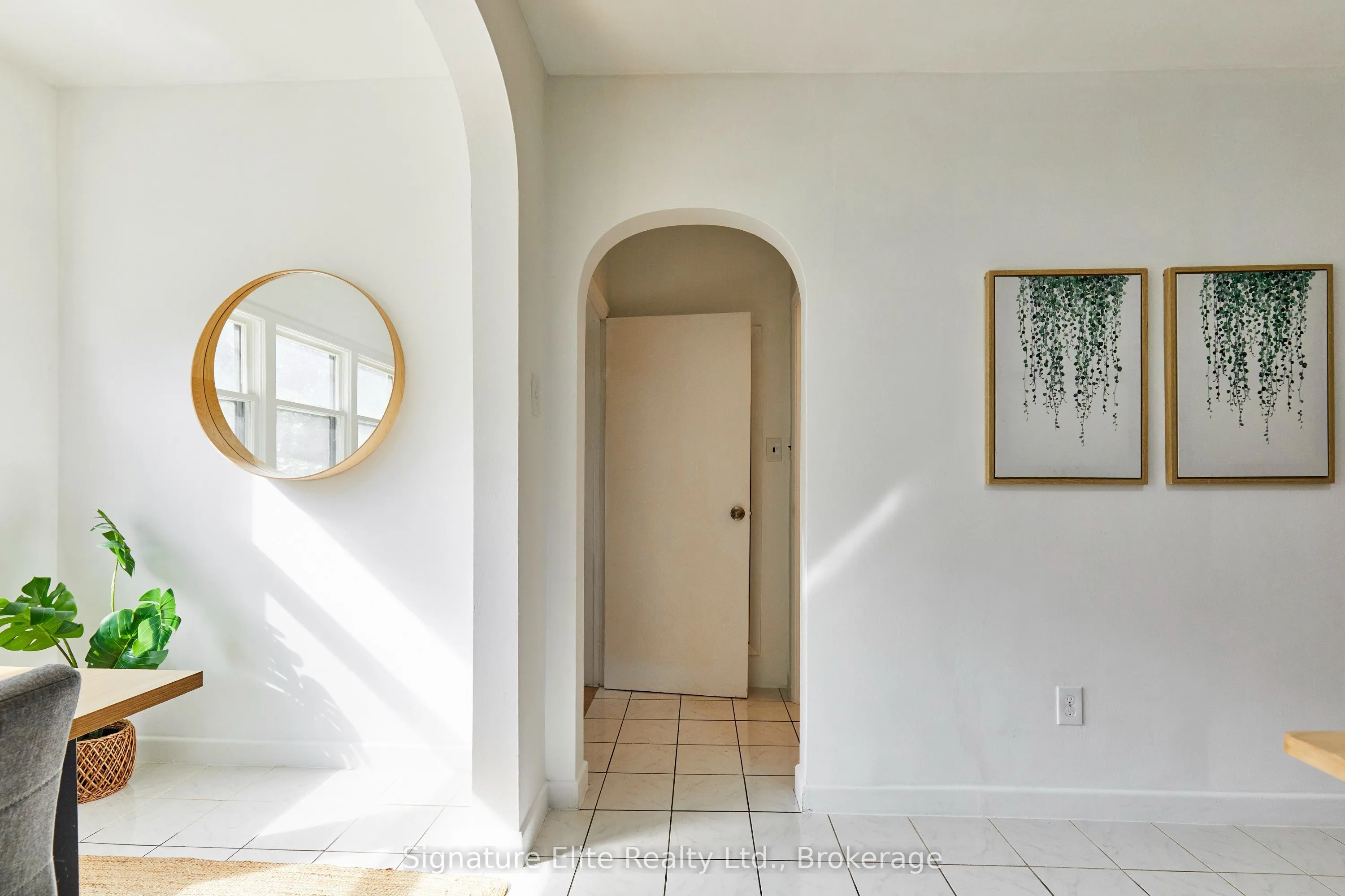 93 Pinegrove Avenue