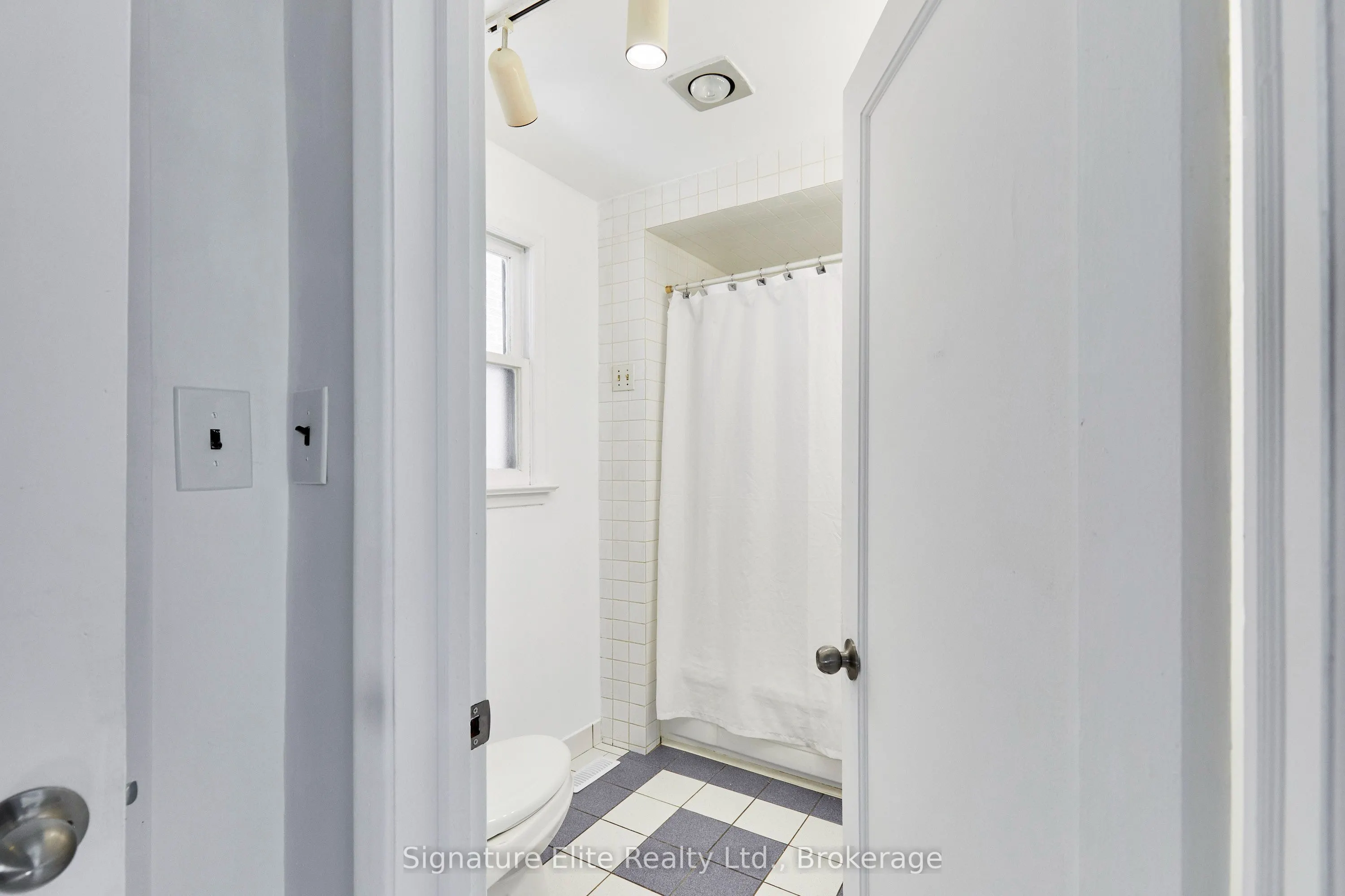 93 Pinegrove Avenue