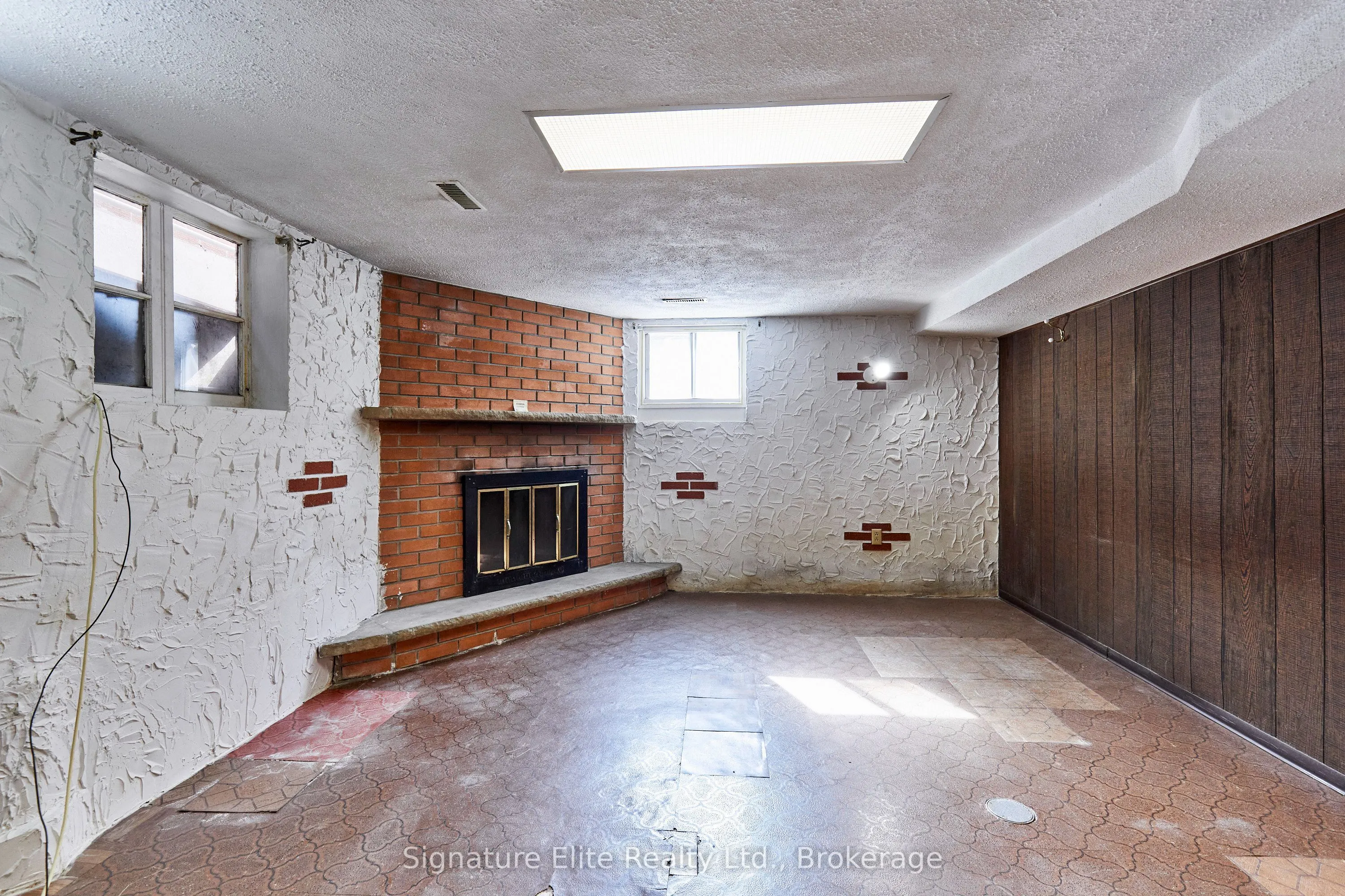 93 Pinegrove Avenue