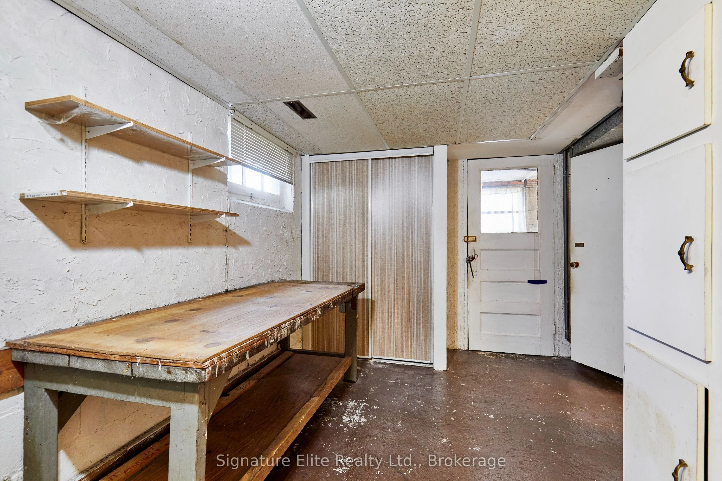 93 Pinegrove Avenue