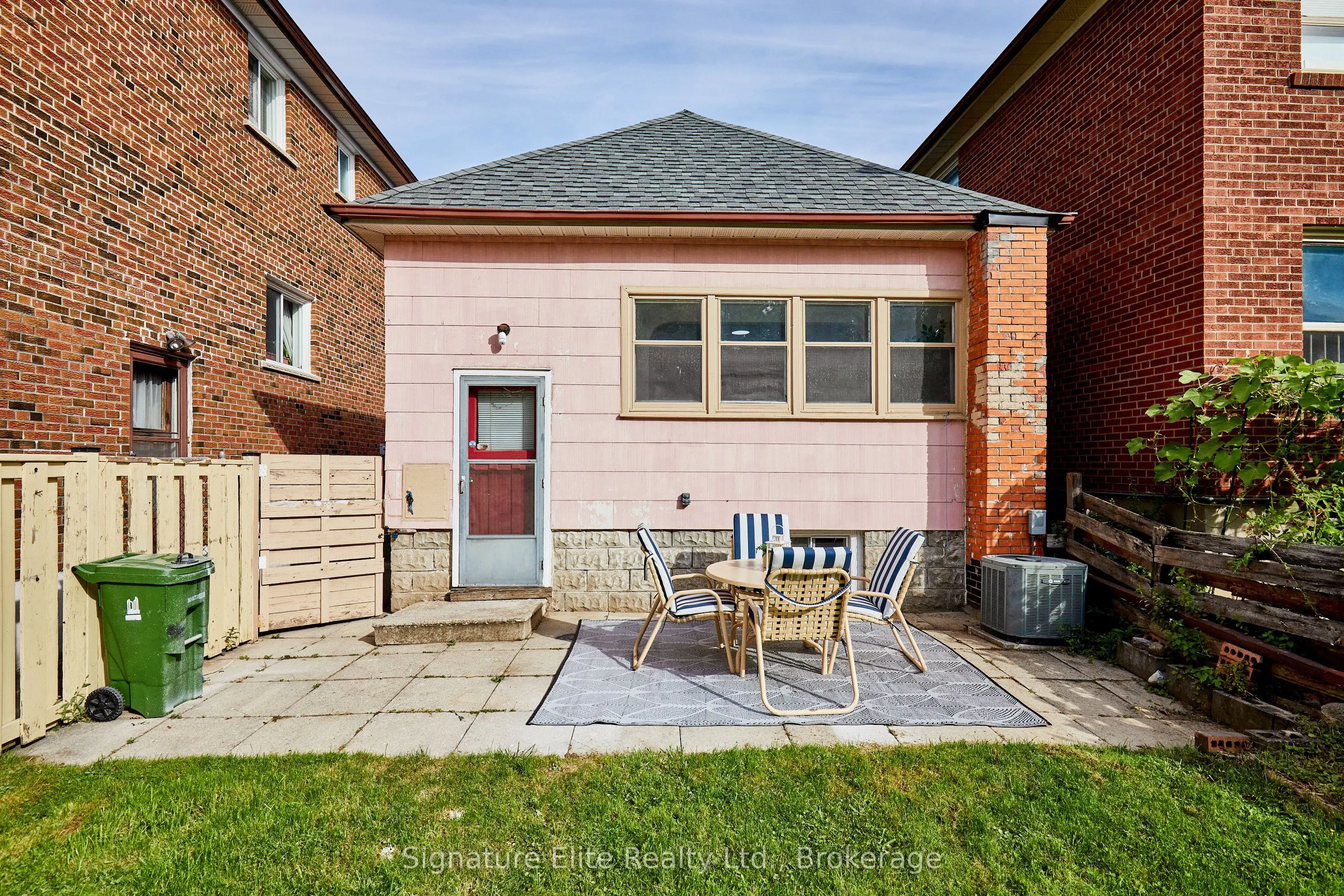 93 Pinegrove Avenue