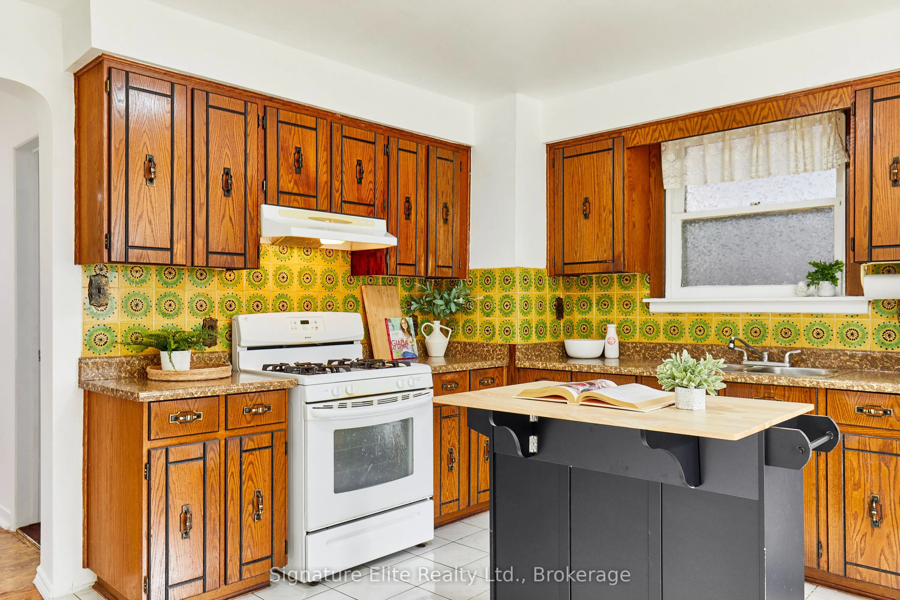 93 Pinegrove Avenue