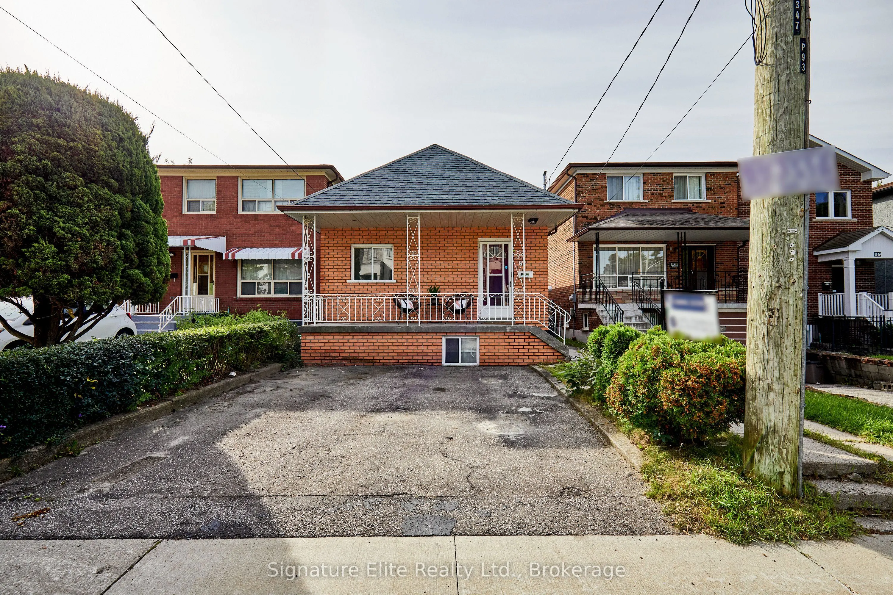 93 Pinegrove Avenue