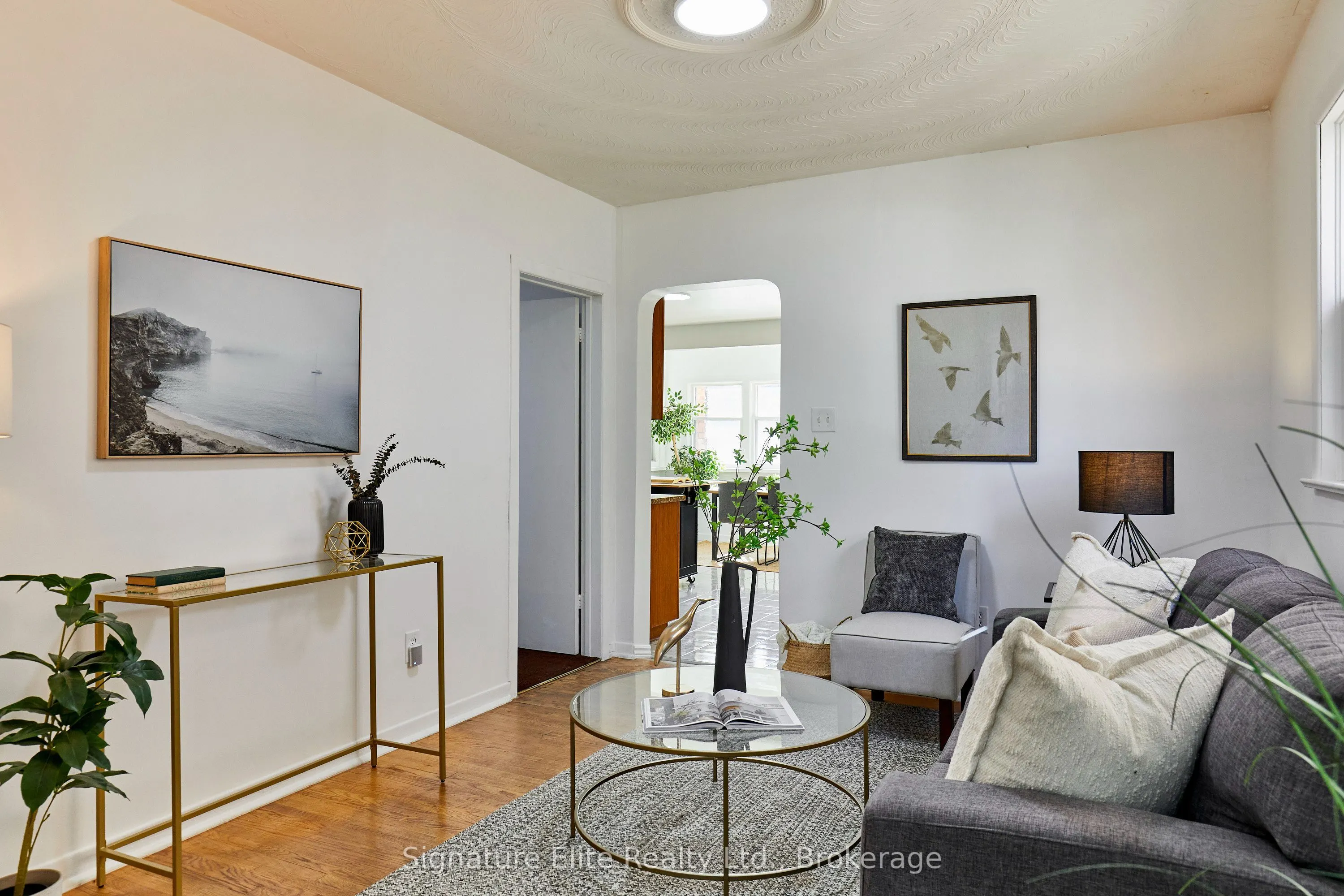 93 Pinegrove Avenue