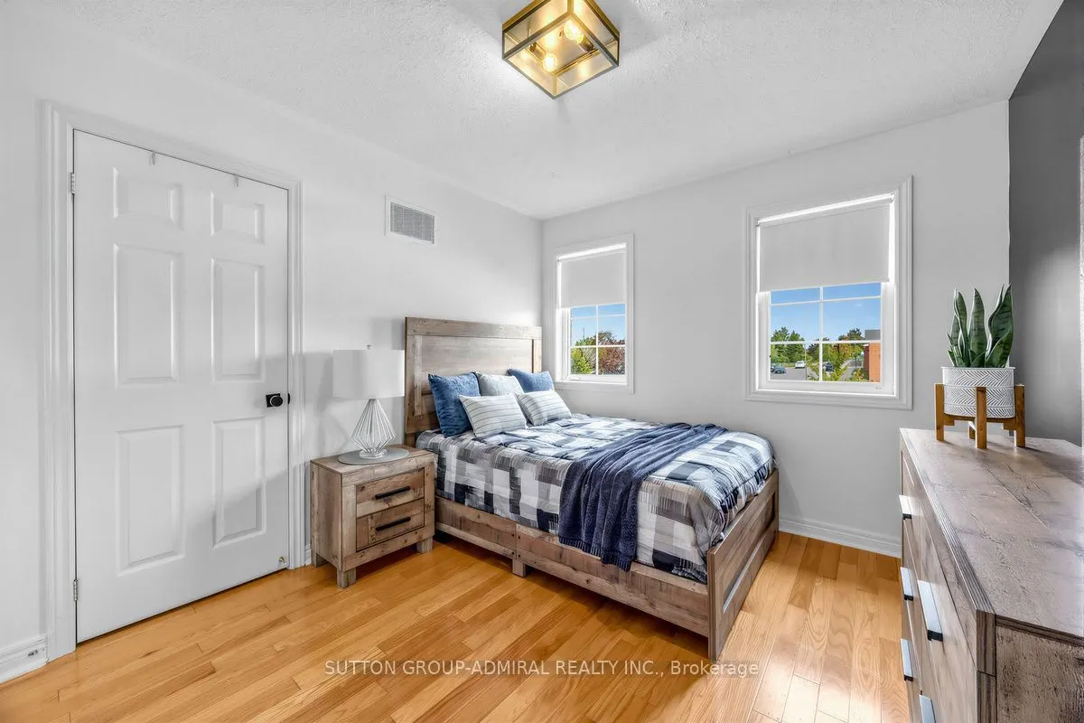 12 Sherrington Drive W