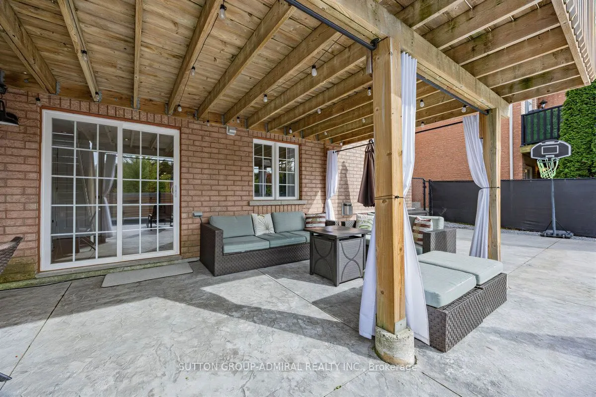 12 Sherrington Drive W