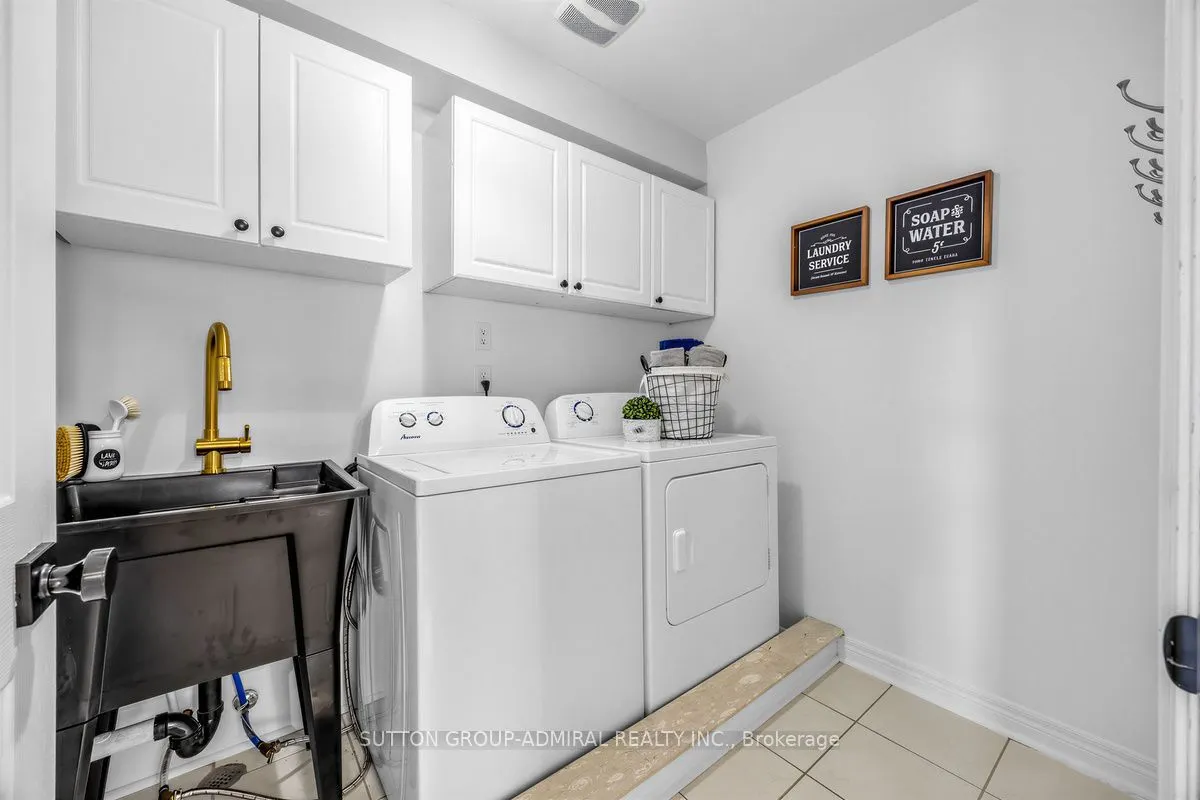 12 Sherrington Drive W