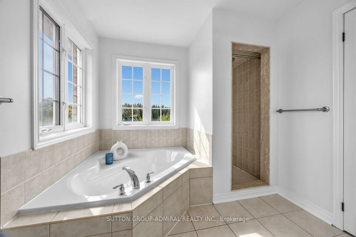 12 Sherrington Drive W