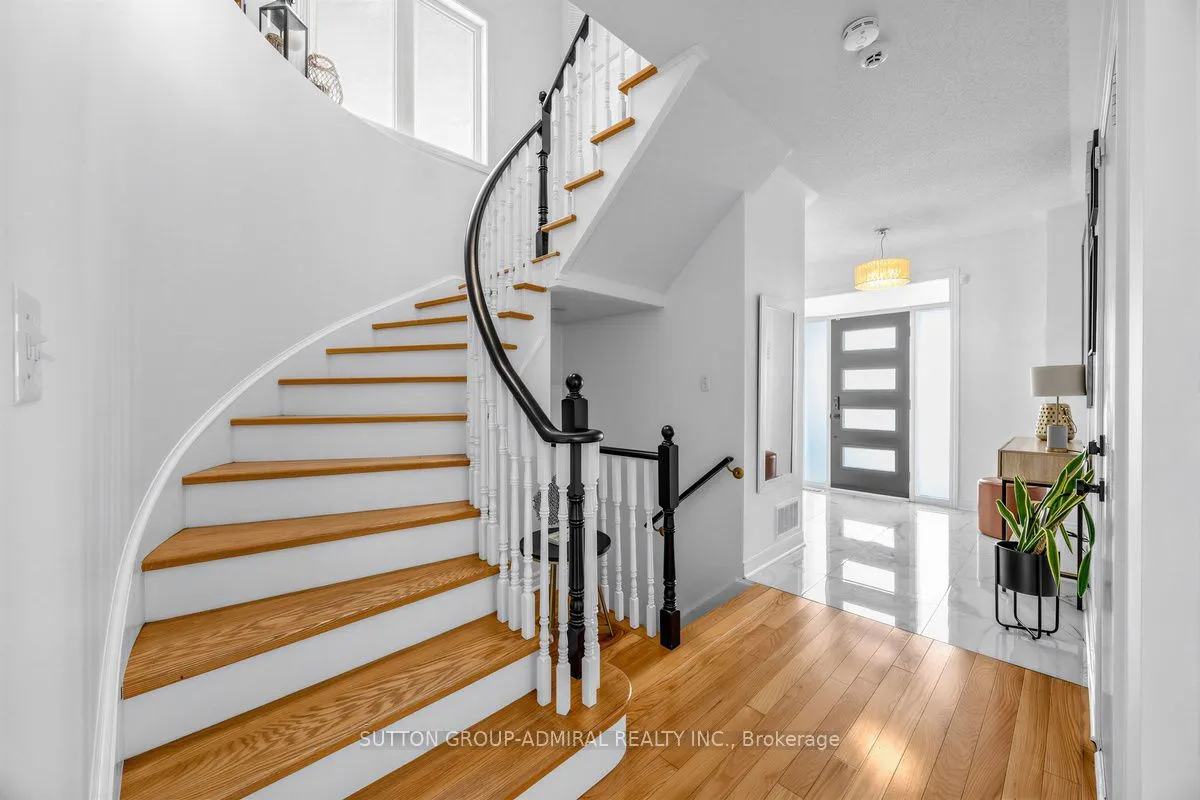12 Sherrington Drive W