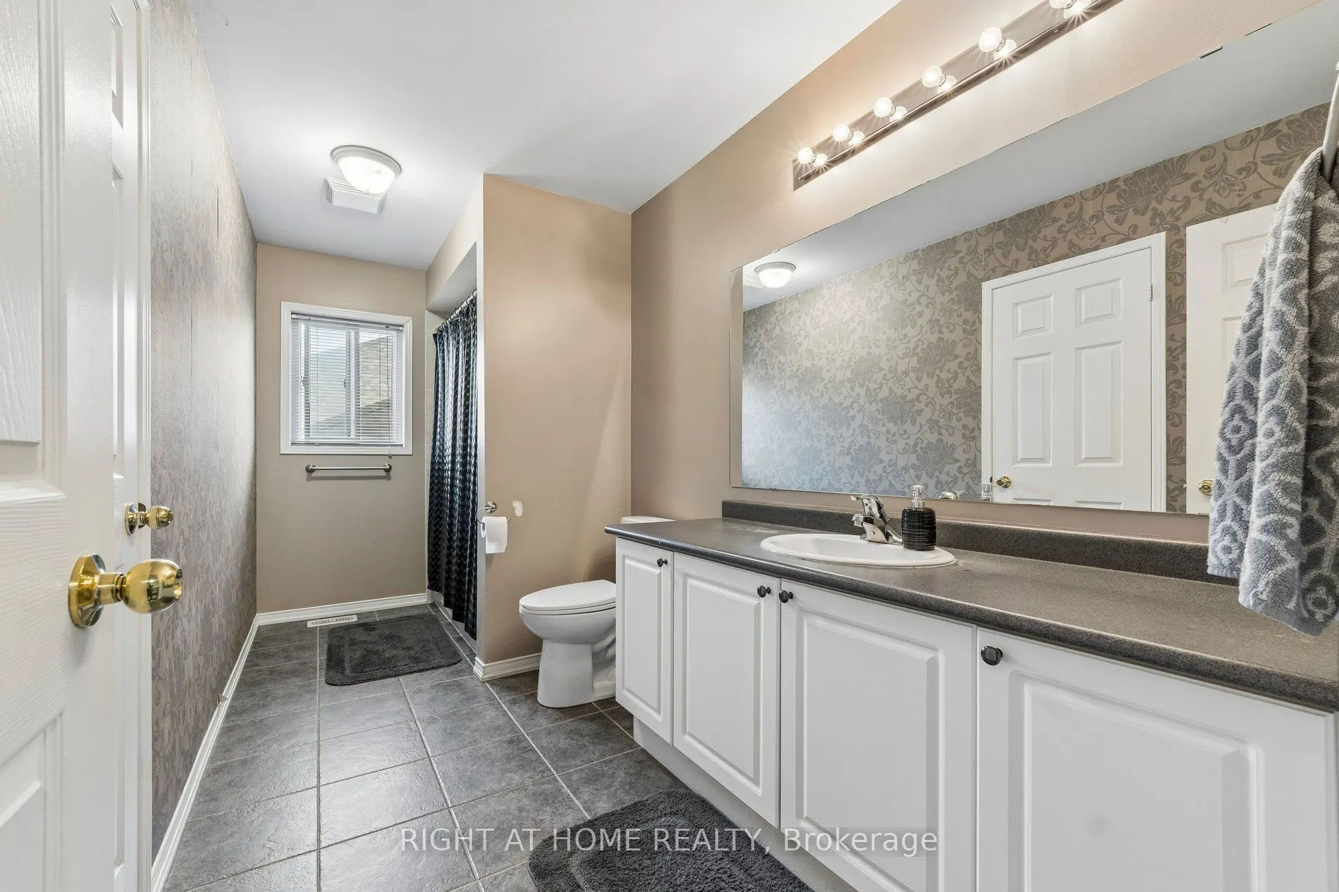 13 Weston Crescent